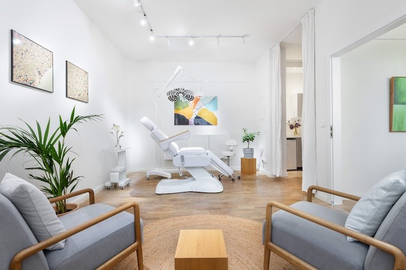 Praxis Dr. Jérôme Ruhnau Berlin Behandlungsraum.jpeg