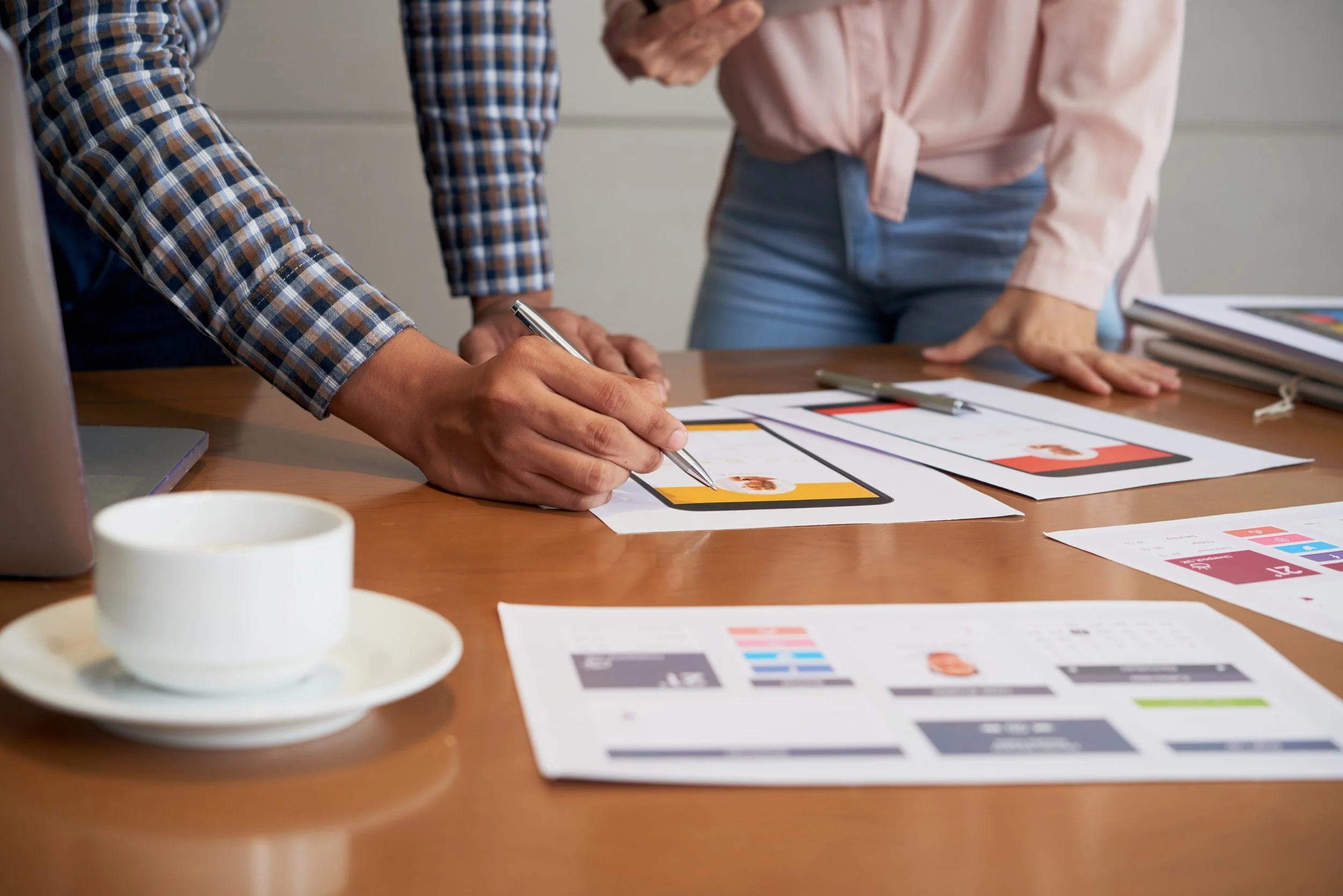 人人共創團隊進行 UI/UX 介面設計與服務流程草圖繪製 - 提供專業數位產品體驗設計