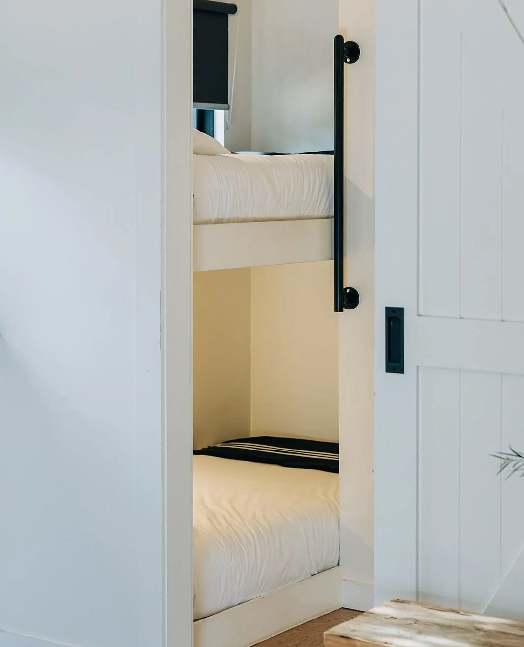 Whether you&rsquo;re stopping over on the way to a school holiday adventure or settling in for a 2&ndash;3 night getaway, some of our Black Barns feature cosy built-in bunk beds perfect for travelling families! 🖤⁠
⁠
⁠
〰️⁠
⁠
 #RuralNSW #CountryNSW #C