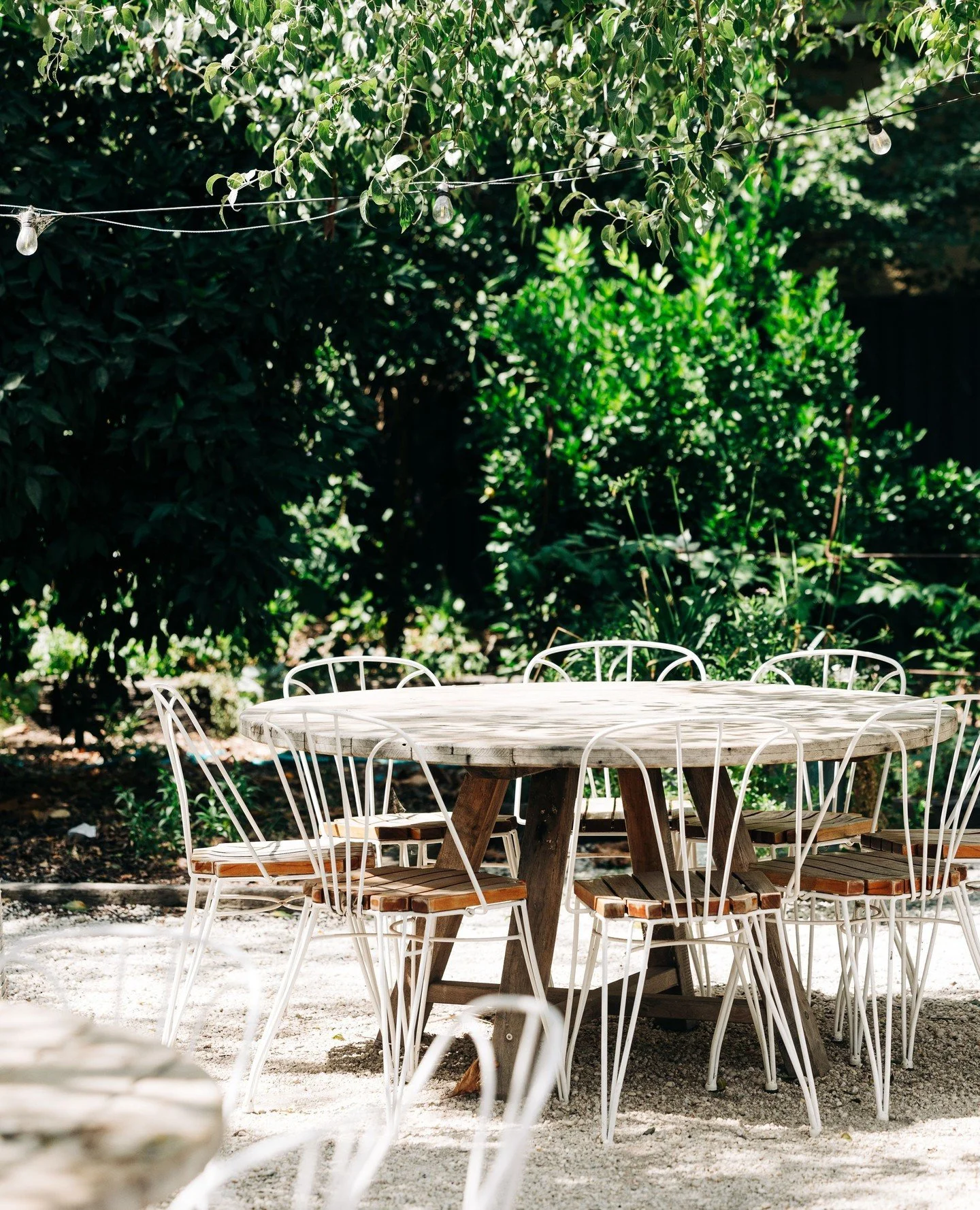 The tables and chairs are back under the snow pears, the perfect shady nook for an afternoon chinwag, a cold beer or both. 🍻☀️⁠
⁠
〰️⁠
⁠
 #RuralNSW #CountryNSW #CountryStays #LuxuryHotel #CanberraACT #SydneyWeekender #LuxuryAccomodation #Melbourne #G