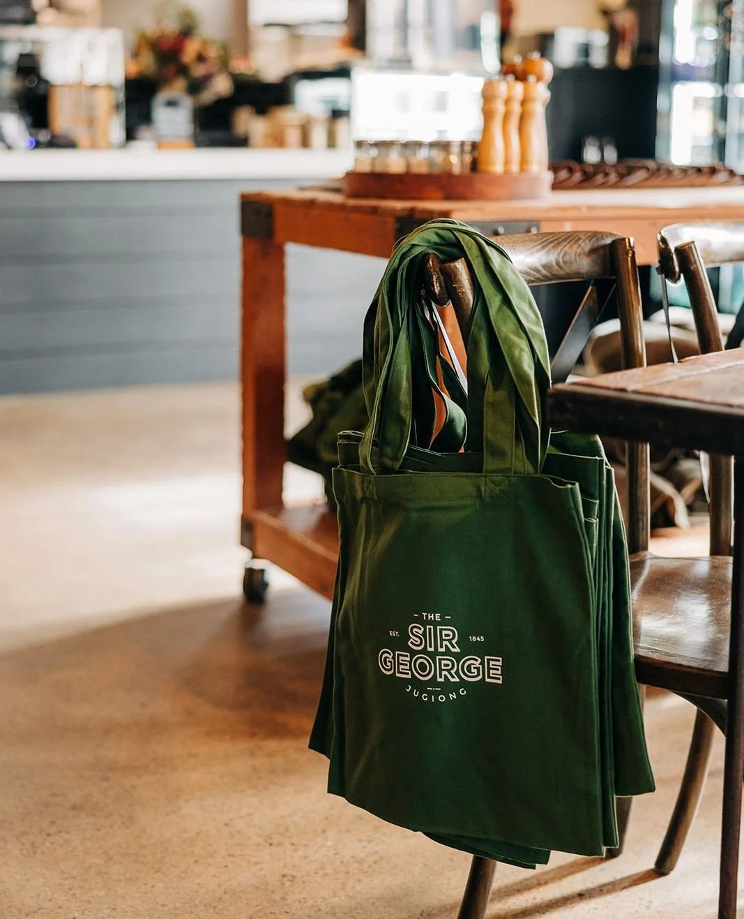 Tote in hand, wander the gardens and explore The Sir George Market today from 10am! ☀️🍻 Live Music from 12pm-3pm. Order coffees, beers and food inside!⁠
⁠
Head inside, upstairs to discover @curators_collective.⁠
⁠
#TheSirGeorgeMarket