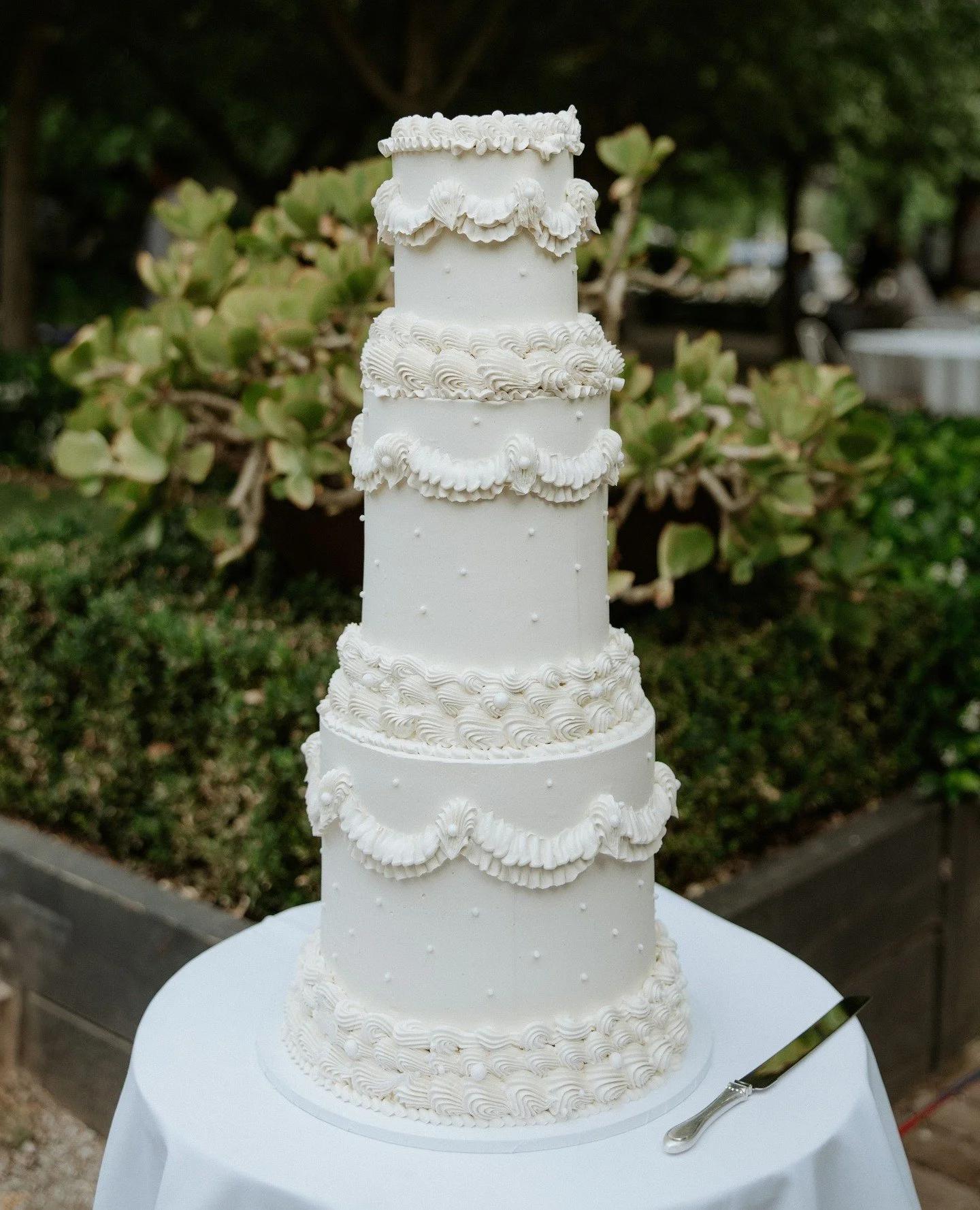 A cake almost too beautiful to cut. 🍰⁠
⁠
⁠
⁠
#EmmaandDaniel⁠
#SirGeorgeWeddings⁠
⁠
Venue: @thesirgeorge⁠
Photographer: @_emmahampton_