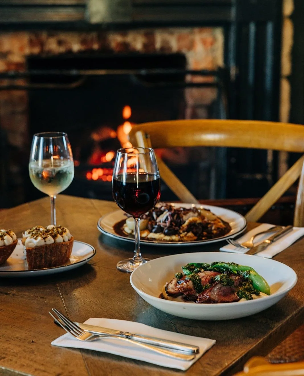 Cosy up inside on this wet day and enjoy some heartwarming pub food! And a perfect local pour to accompany. 🔥✨⁠
⁠
Kitchen open from 5:30pm.⁠
⁠
...⁠
⁠
 #RuralNSW #CountryNSW #CountryStays #LuxuryHotel #CanberraACT #SydneyWeekender #LuxuryAccomodation