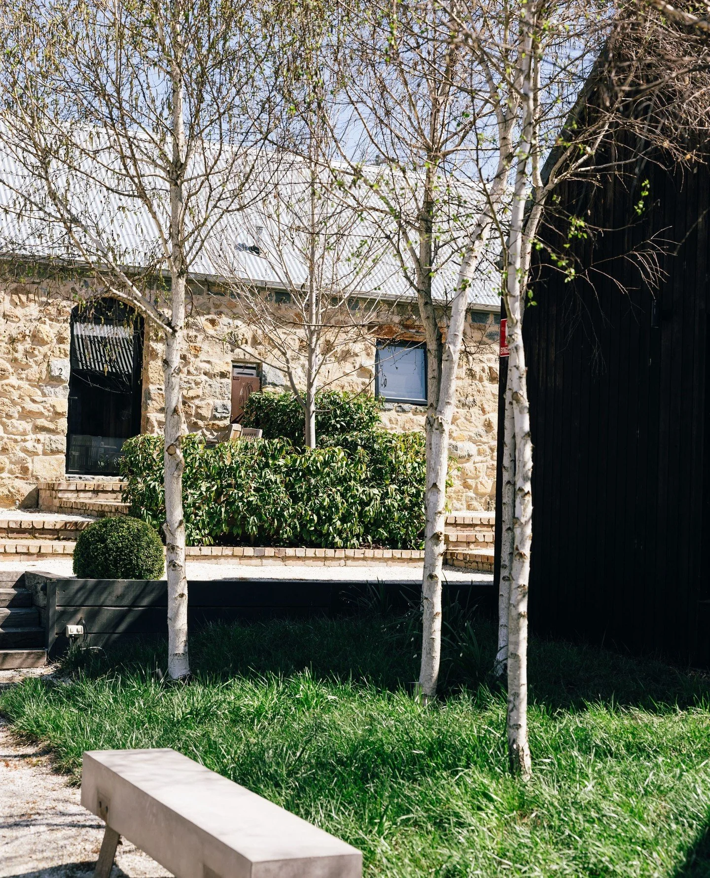 Perfect for a quiet escape, a romantic weekend or simply soaking up Jugiong&rsquo;s timeless beauty. 🖤 Book your stay now.⁠
⁠
#TheSirGeorge