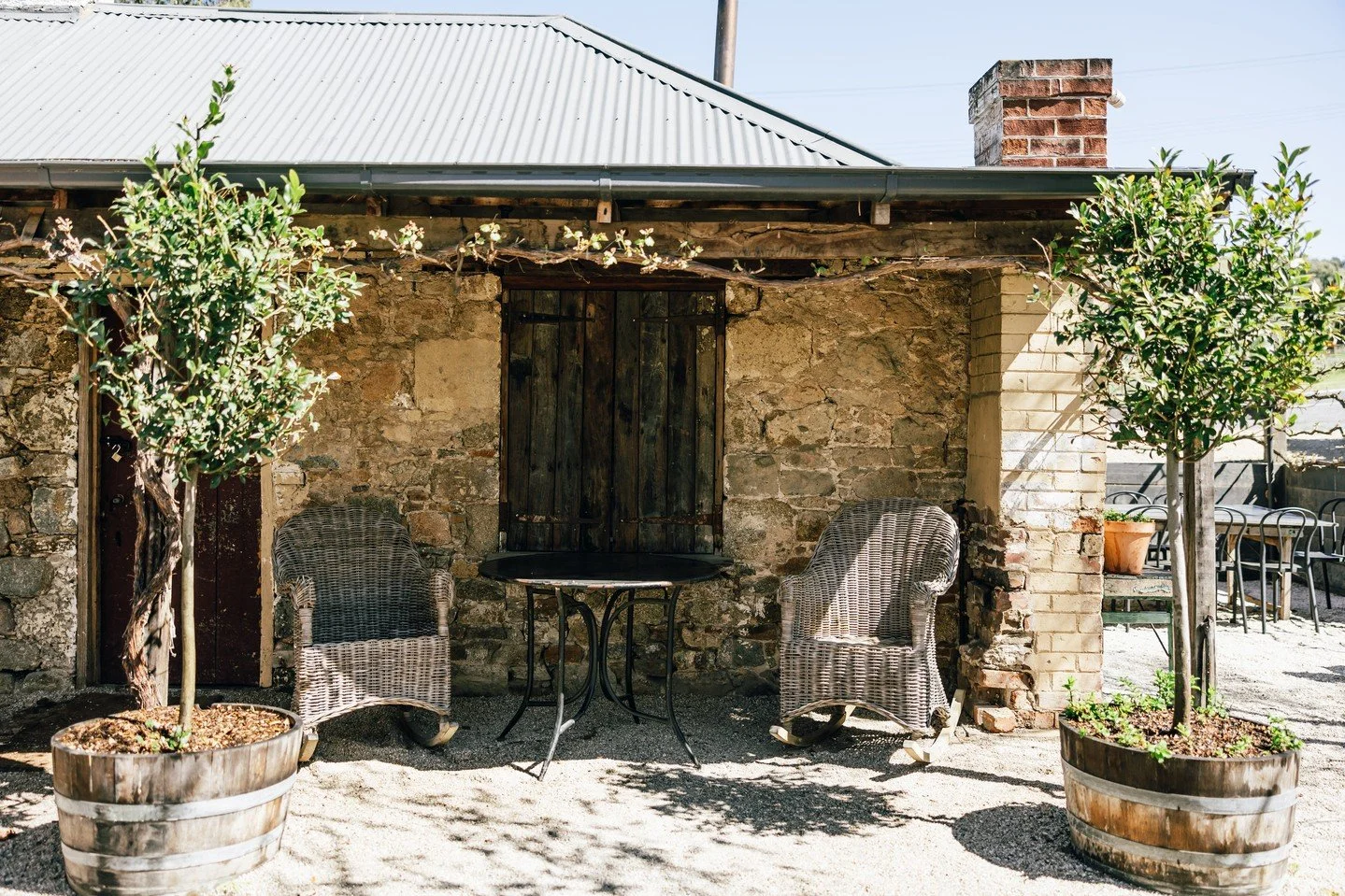 Do you know the story of Ben Hall? 🛖⁠
⁠
This little stone cottage is a slice of bushranger history at The Sir George.⁠
Tucked just behind the pub, the circa-1852 stone cottage pays tribute to the notorious bushranger Ben Hall, who once roamed (and b