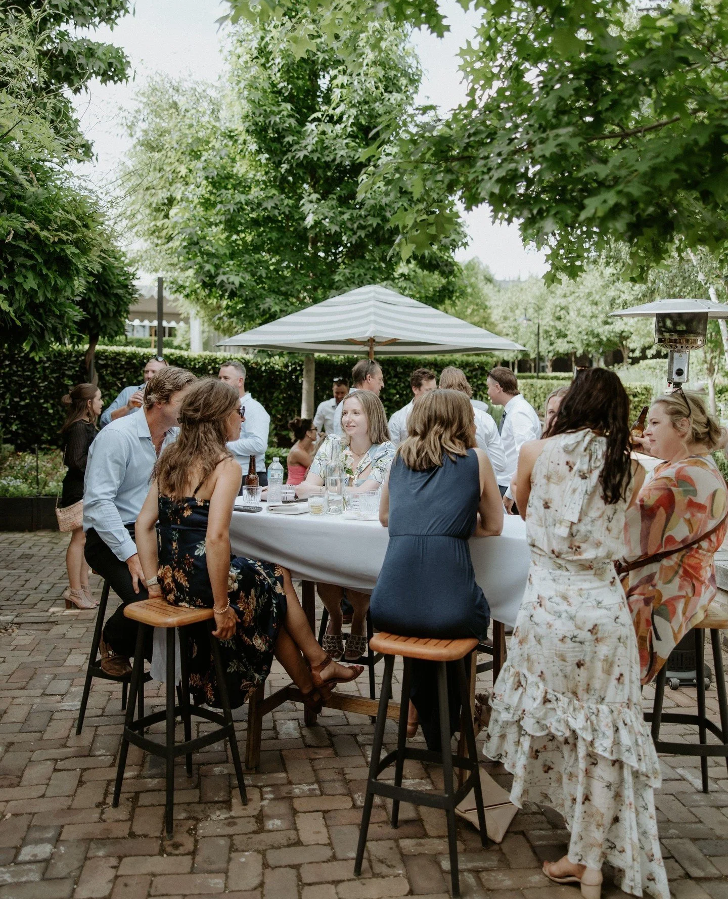 Cocktail hour is better in the country! 🍸️⁠
⁠
#TheSirGeorgeWeddings⁠
#EmmaandDaniel⁠
#SirGeorgeWeddings⁠
⁠
Venue: @thesirgeorge⁠
Photographer: @_emmahampton_⁠