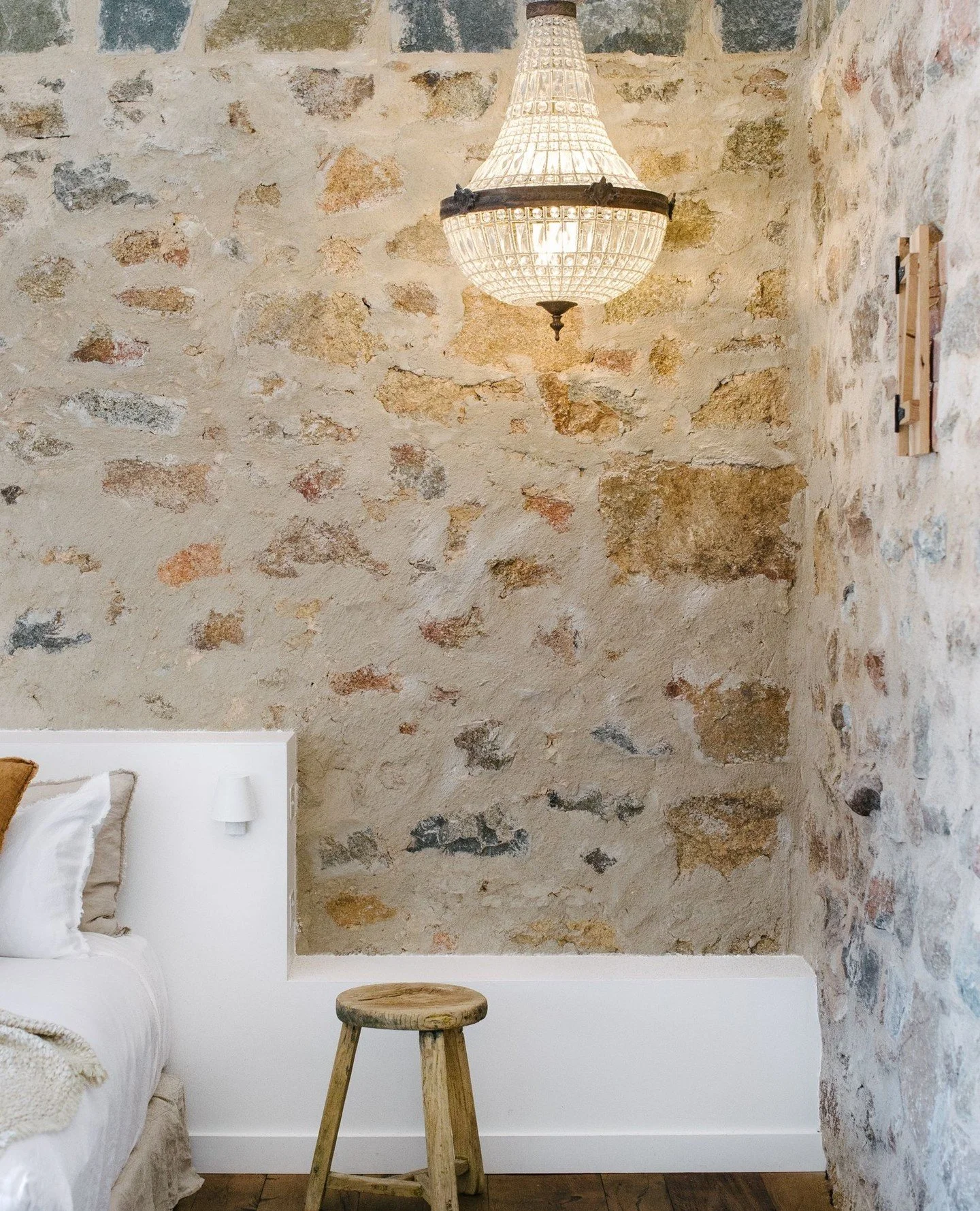 Stables 1 at The Sir George, featuring original stone walls, adorned with luxurious European linens and all the little luxuries you look forward to at a hotel!⁠
⁠
Book your stay via the link in bio.