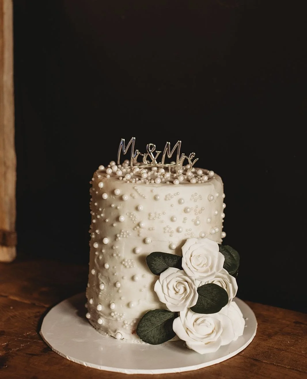 A gorgeous cake for Amanda &amp; Dale, simple yet beautifully elegant.🎂⁠
⁠
⁠
⁠
#AmandaandDale⁠
#TheSirGeorgeWeddings⁠
⁠
Photographer: @bgphotographyco