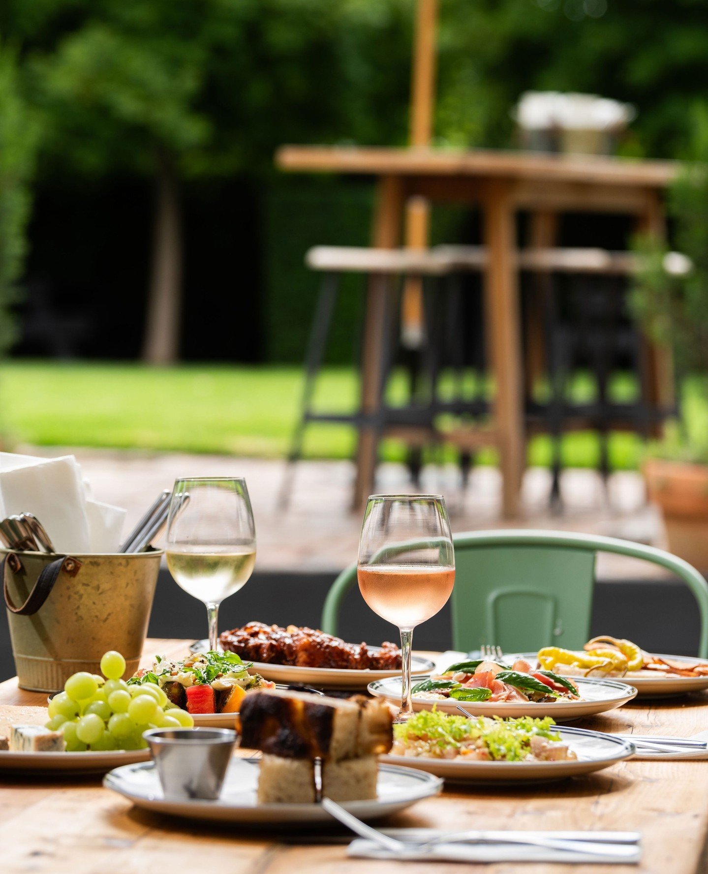 Saturdays in the courtyard. Crisp local vinos, share plates and sunshine!☀️⁠
⁠
⁠Open from 10am all weekend, walk-ins welcome!⁠
⁠.⁠
.⁠
.⁠
#TheSirGeorge #TheSirGeorgeJugiong #JugiongNSW
