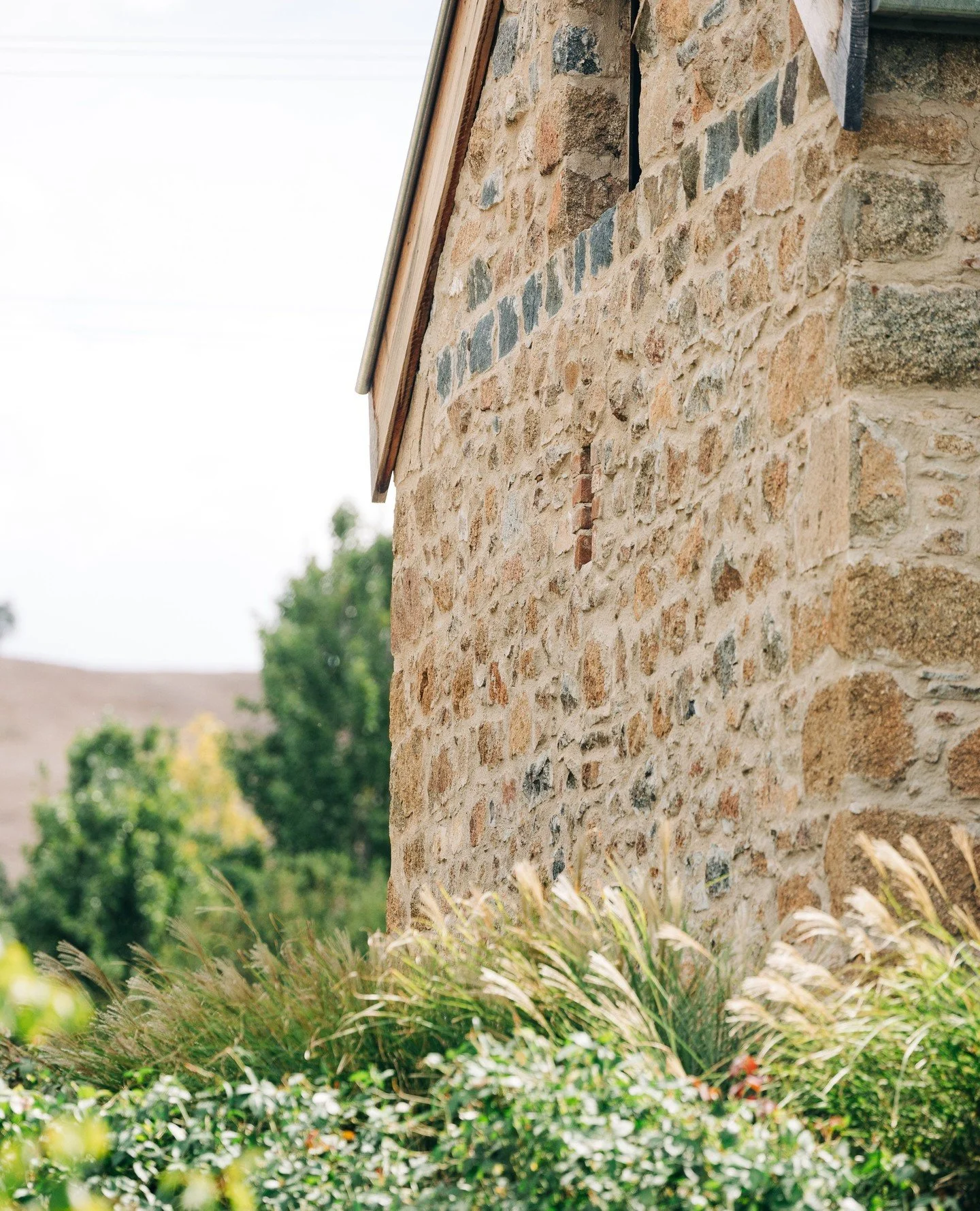 Original 1850's stone stables, now a quiet country escape with modern comforts. Book your stay via the link in bio.⁠
⁠
#HeritageStables #Jugiong