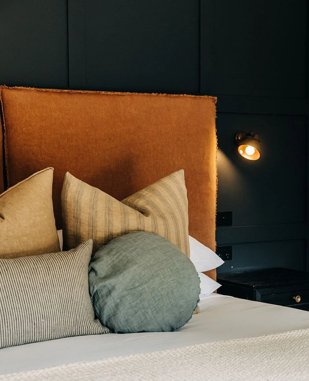 A spacious and private sanctuary, our Black Barn rooms are adorned with European linens to make for an extra cosy stay. Each morning begins with a complimentary breakfast of our house-made sourdough and granola, yoghurt and berries. ⁠
⁠
To secure upc