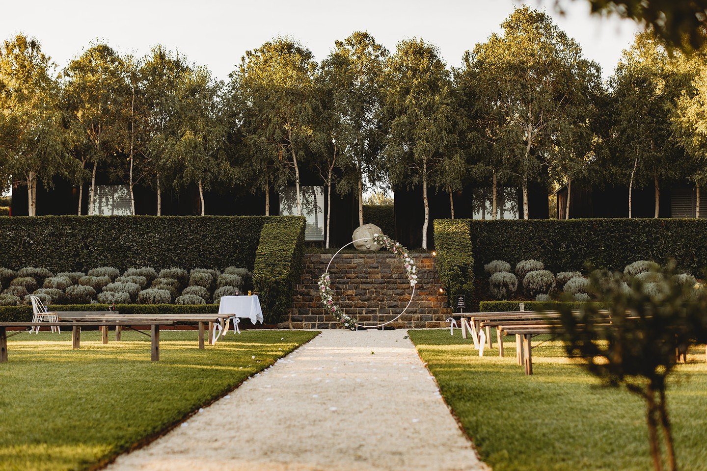 Dreaming of a countryside wedding? Rolling hills and lush greenery make the best backdrop for your perfect day 🖤⁠
⁠
⁠
⁠
#TheSirGeorgeWeddings #WeddingsAtTheSirGeorge #JugiongWeddings⁠
⁠
Photographer: @bgphotographyco