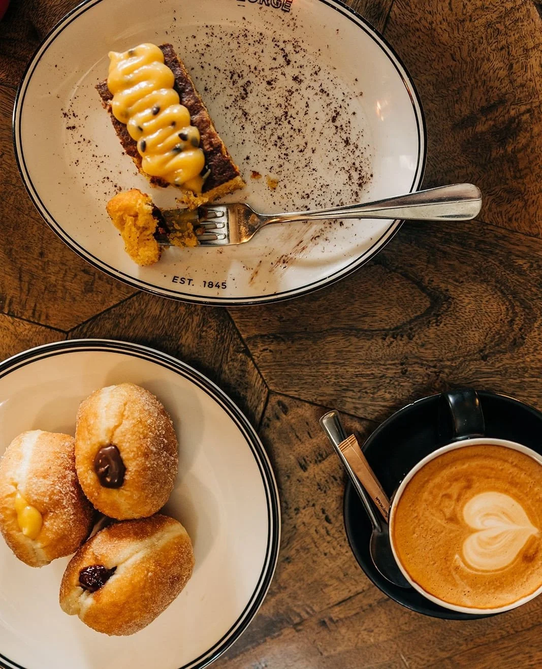 Fresh sourdough donuts, they'll still be warm if you hurry...☕️⁠ They're famous for a reason.⁠
⁠
⁠
.⁠
.⁠
#TheSirGeorge #TheSirGeorgeJugiong #JugiongNSW