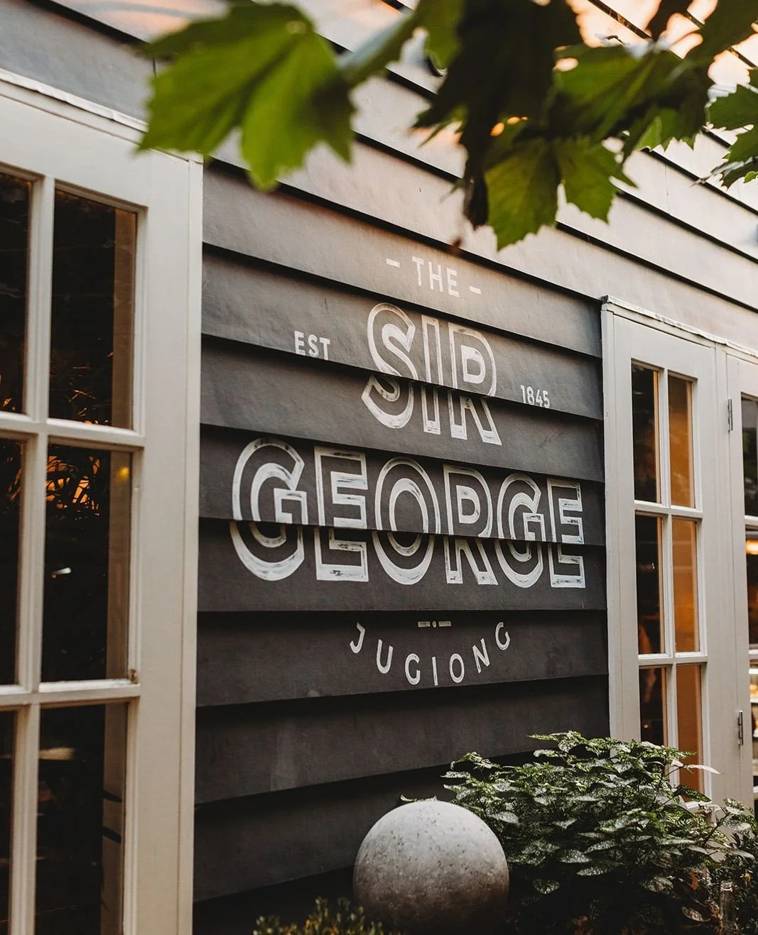 Contact the team at events@sirgeorge.com.au to discuss your dream day! 🖤⁠
⁠
⁠
⁠
.⁠
.⁠
.⁠
Photographer: @bgphotographyco