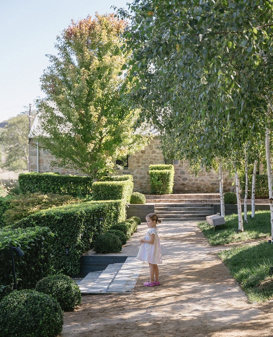 Little garden explorers are always welcome here. 💕⁠ We have a dedicated kids menu as well as play equipment and rooms with bunks or rollaways to suit families. ⁠
⁠
⁠
📸 @sophie_louphotography⁠
⁠
⁠
#hilltopsregion #thesirgeorgejugiong