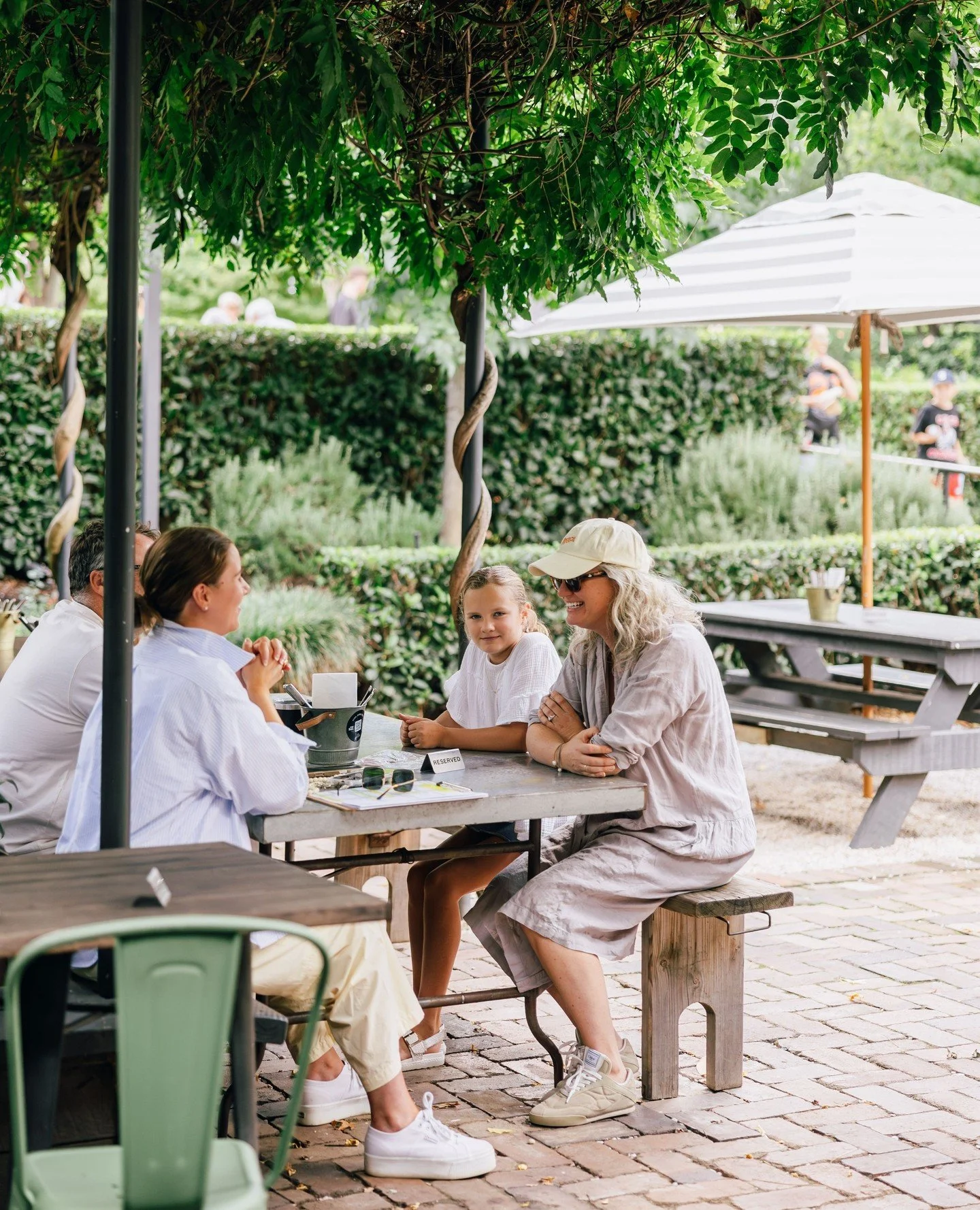 The laughter, the long lunches, the familiar faces: that is what makes The Sir George what it is. 🍃🖤
