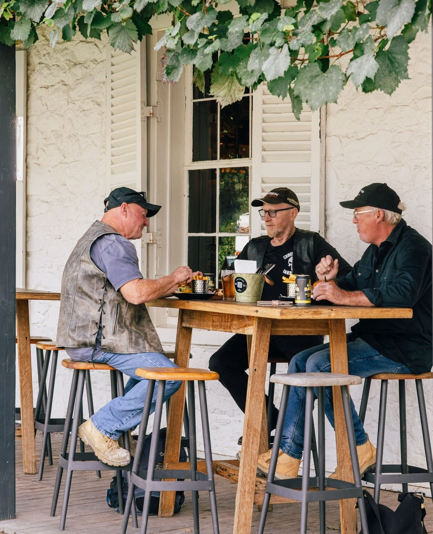 There's something about those afternoon beers on the front verandah. 🌾🍻