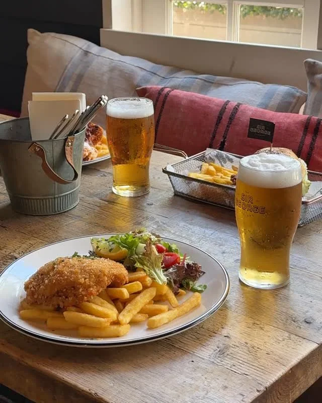 Long weekends are made for pub feeds. 🍻⁠
⁠
#TheSirGeorge