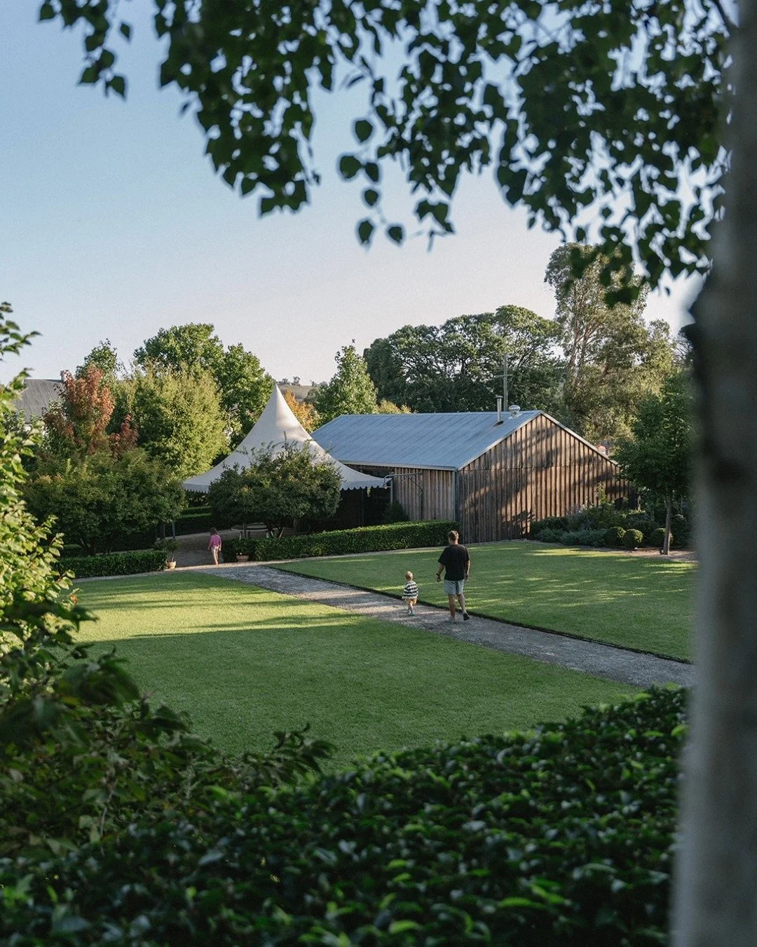 Winter sunshine, fresh country air and a stroll through the gardens. 🌳🍃🍂

📸 @sophie_louphotography

#RuralNSW #CountryNSW #Jugiong #Countryside #CountryPub #WinterWeekend #VisitNSW