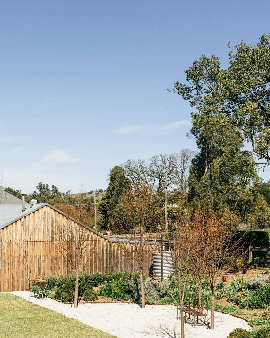 The gardens take on a different kind of beauty in winter. 🍂🌿

Crisp mornings, soft afternoon light and plenty of quiet corners to sit and take it all in.

#RuralNSW #CountryNSW #Jugiong #Countryside #CountryPub #CountryGardens #WinterInNSW #VisitNS