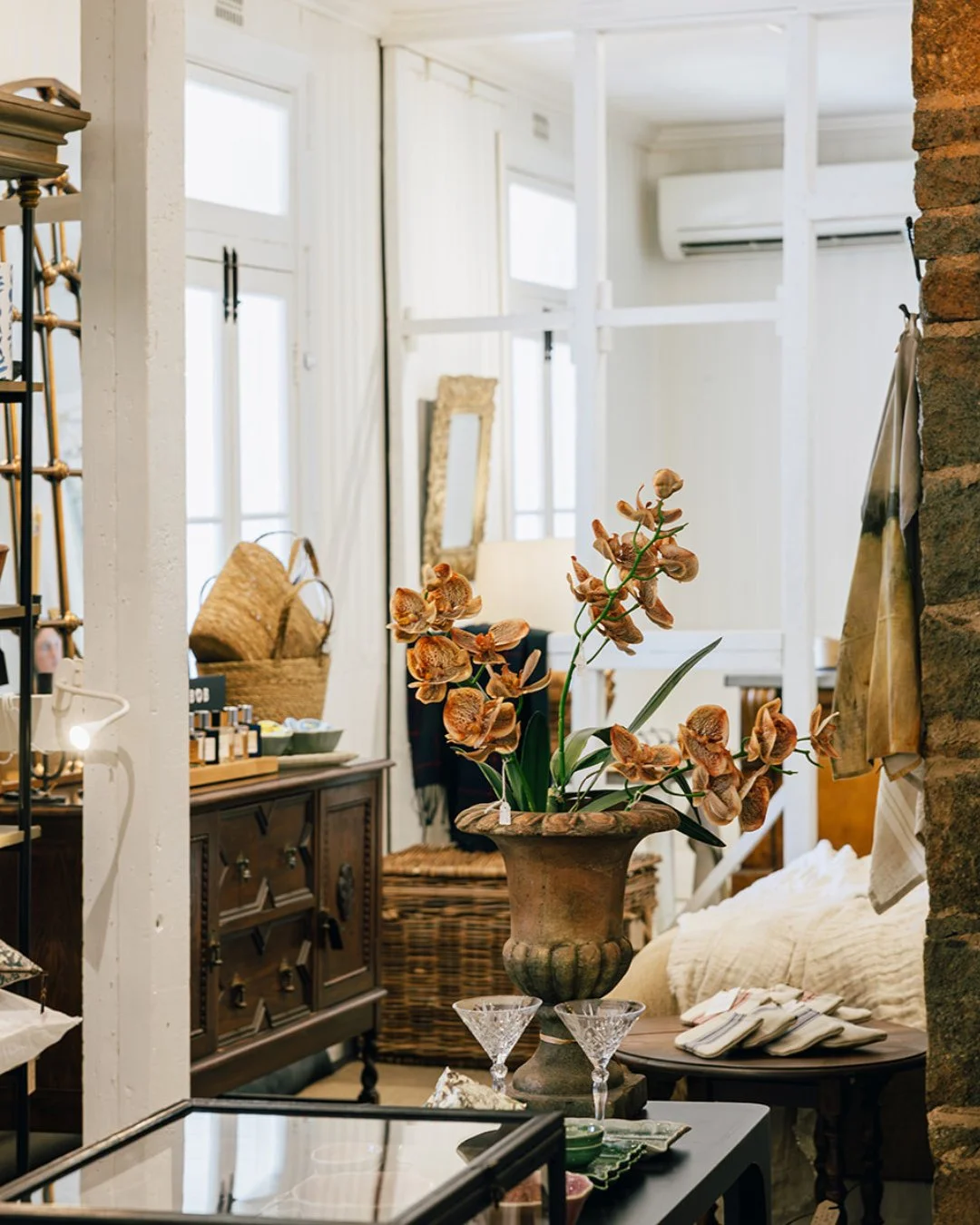 A little browse never hurt. 🖤⁠
⁠
Curators Collective is tucked upstairs at The Sir George, filled with plenty of lovely things to take home with you.⁠
⁠
@curators_collective⁠
⁠
#RuralNSW #CountryNSW #Jugiong #Countryside #CountryPub