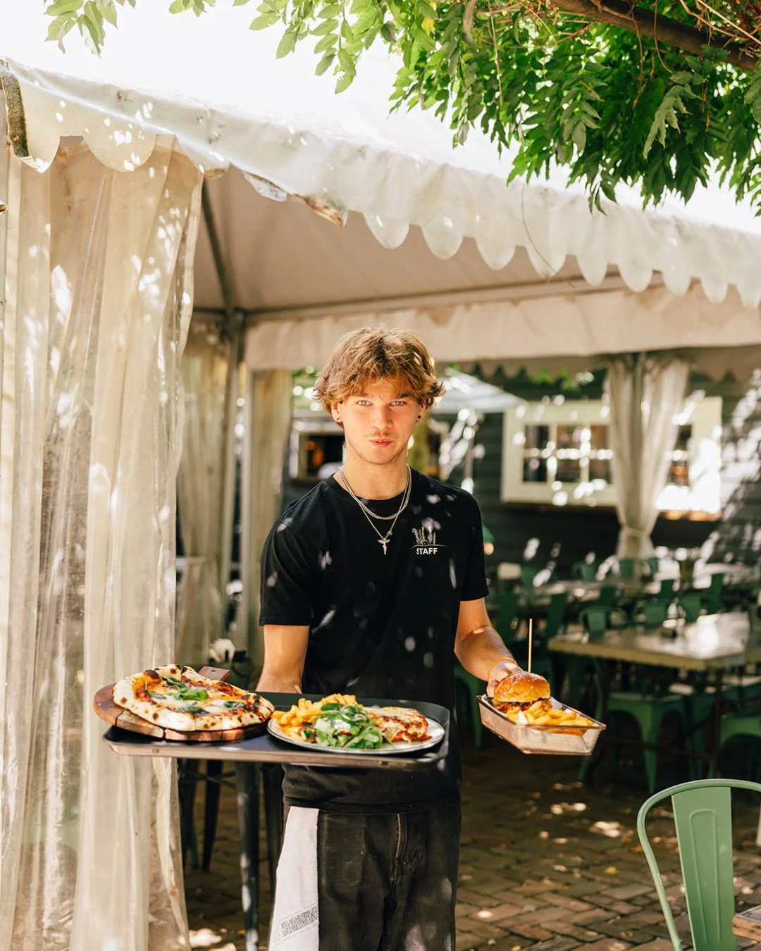 Spring sun, drinks flowing, good friends and a pizza fresh out of the oven.🍕🍺⁠
⁠
⁠
⁠
#RuralNSW #CountryNSW #Jugiong #Countryside #CountryPub #WinterWeekend #VisitNSW