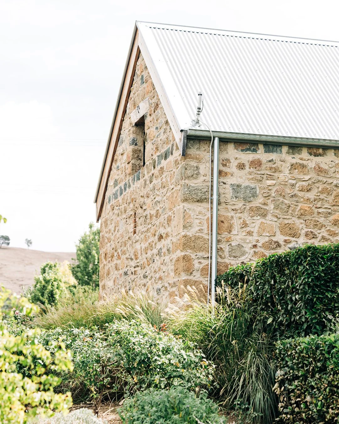 Escape the city and slow things down for a few days. Good food, good wine, fresh country air and a comfy bed waiting for you at The Sir George.⁠
⁠
If you&rsquo;re due for a getaway, we&rsquo;ve got a room with your name on it.⁠
⁠
Book online.⁠
⁠
⁠
#R