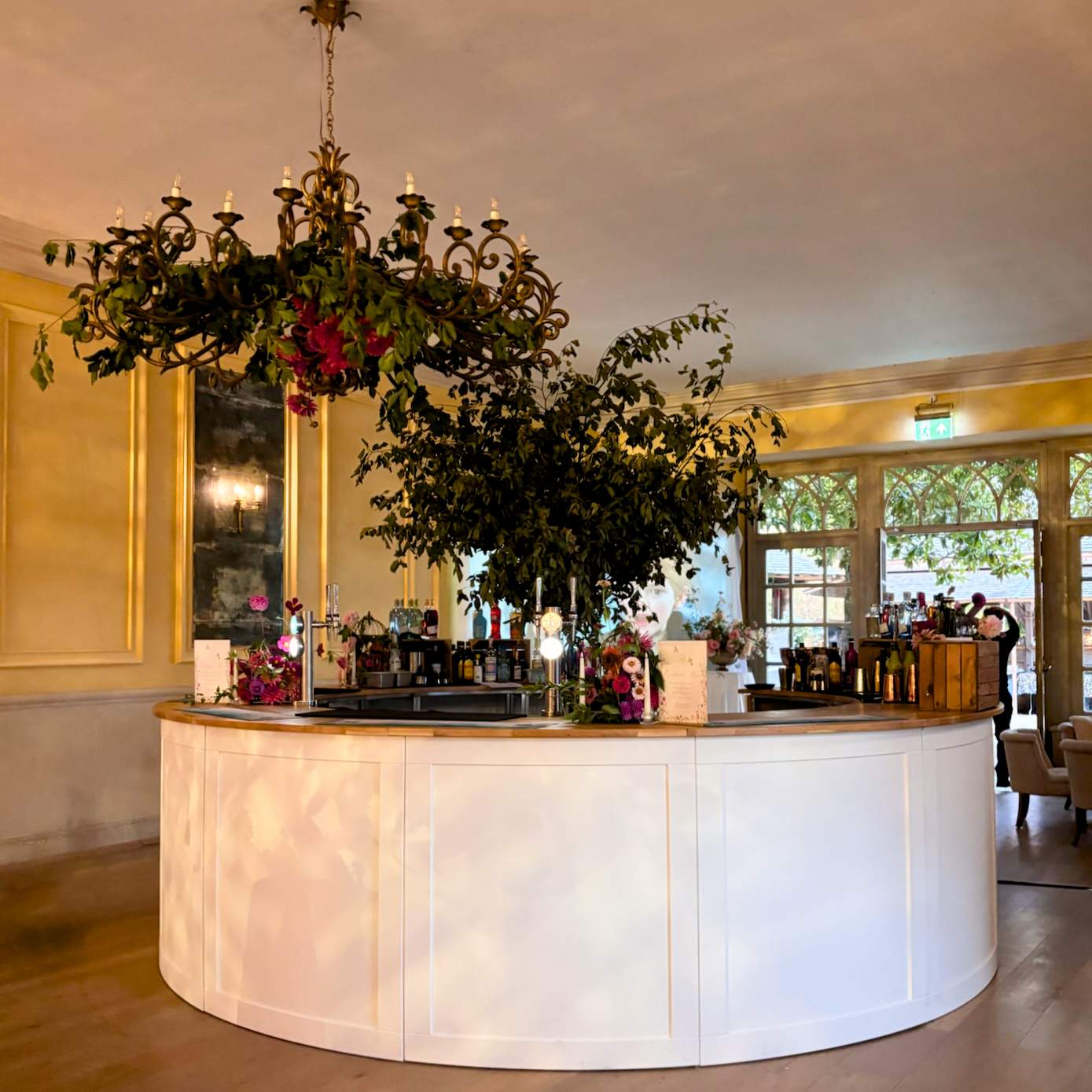 Traditional White Circular Bar 