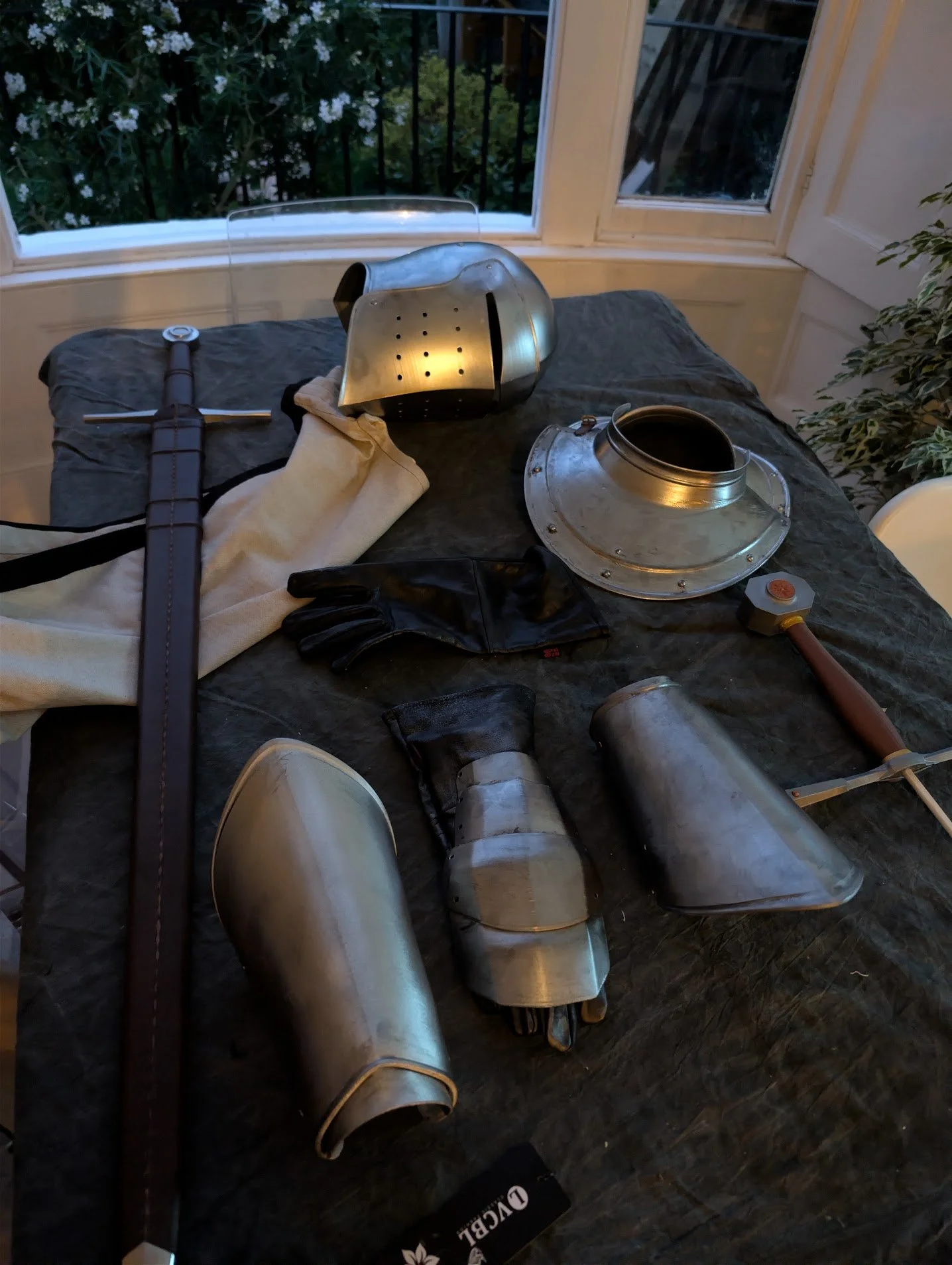 Weathering armour pieces using graphite powder and acrylic paint 