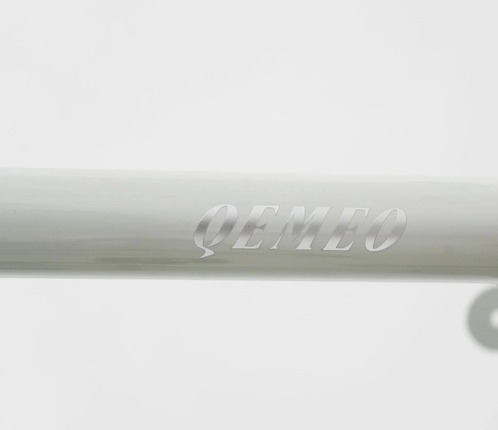 Qemeo Logo auf dem Rahmen - Edles Design und Liebe zum Detail