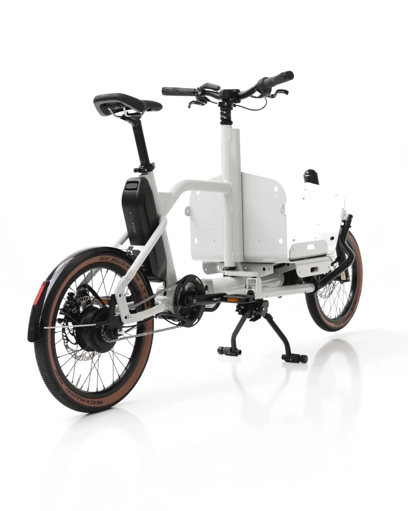 Weißes Qemeo E-Lastenrad mit braunen Reifen - Kompaktes Design