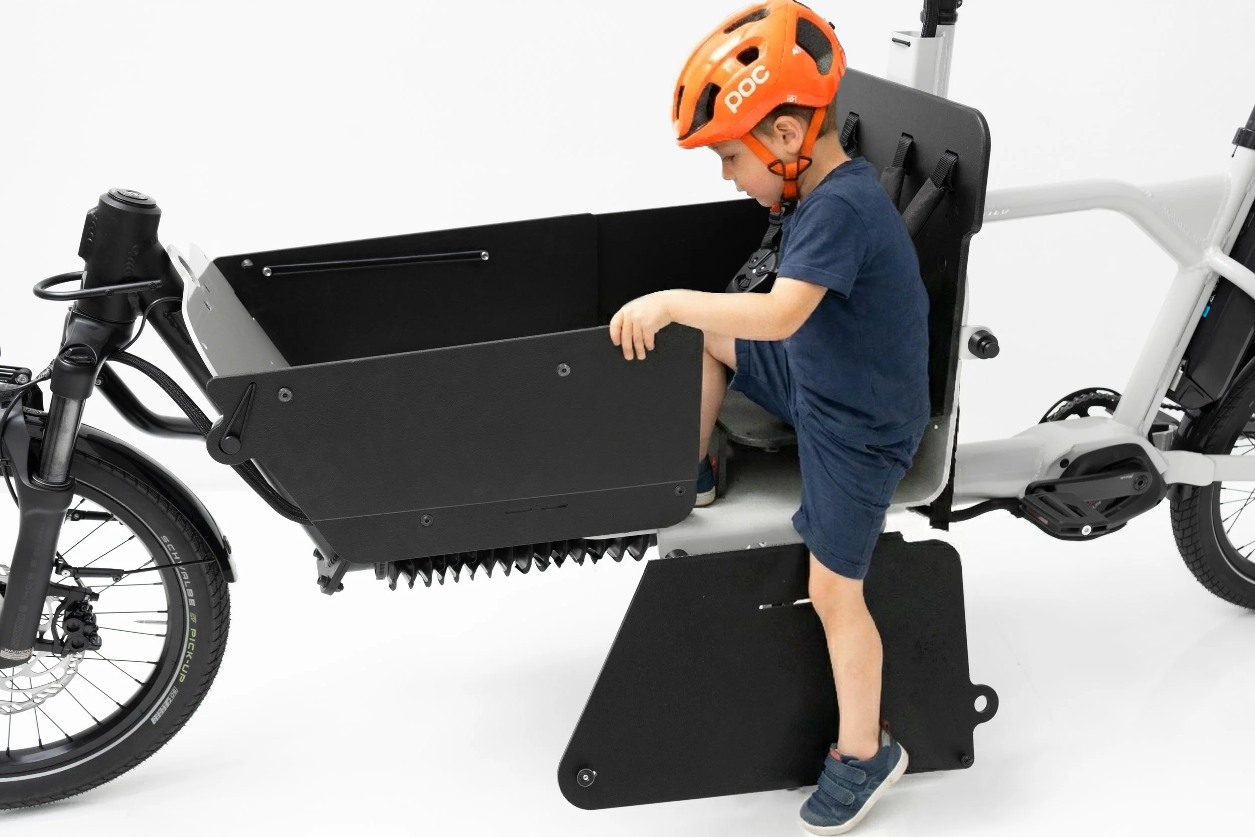 Kind steigt in Qemeo Lastenrad - Sicherer Kindertransport mit tiefem Einstieg