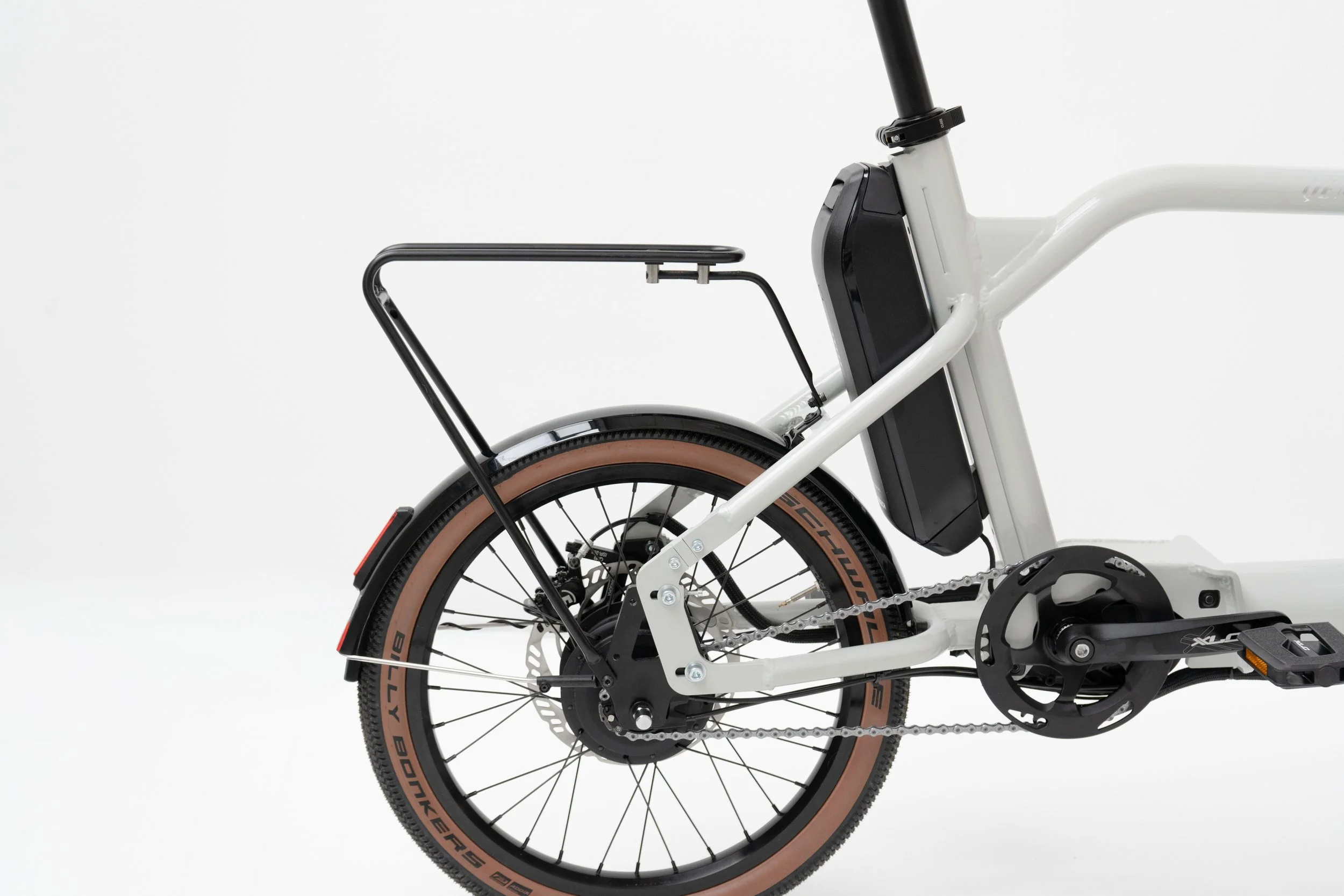 Qemeo Heckansicht mit Gepäckträger - Stabile Ladefläche für Packtaschen