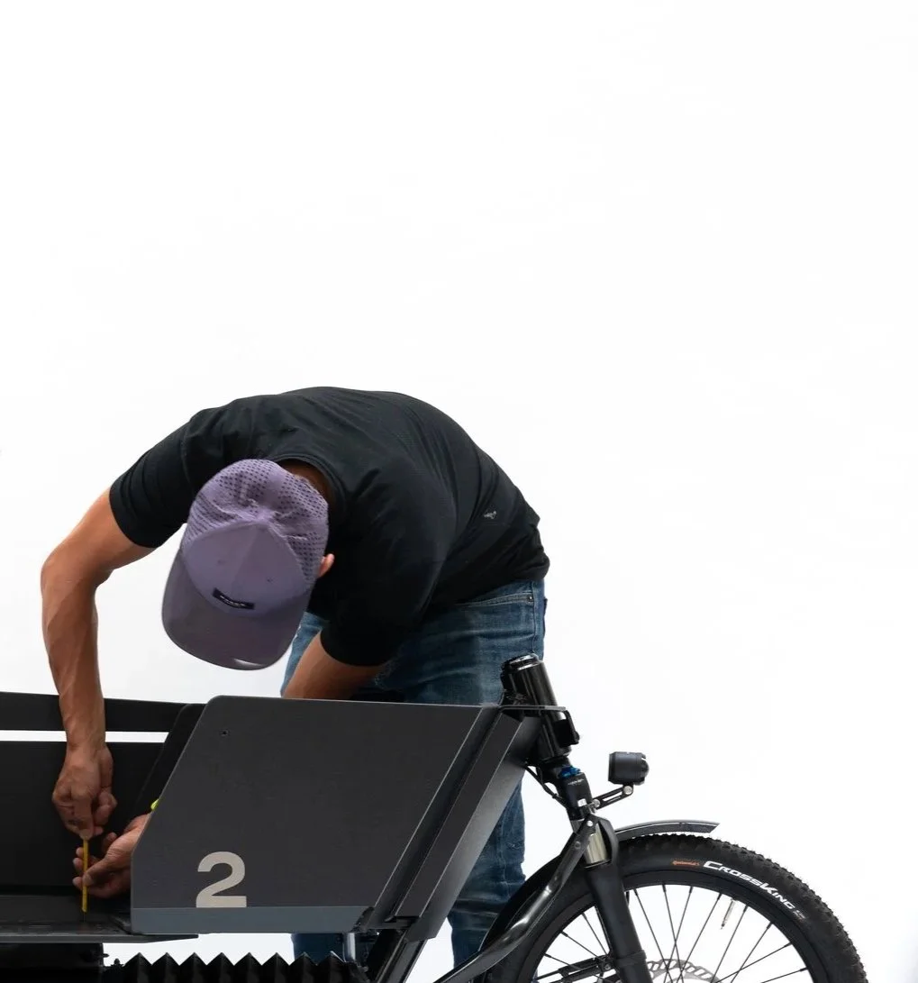 Endmontage Qemeo Lastenrad - Sorgfältiger Zusammenbau der Transportbox