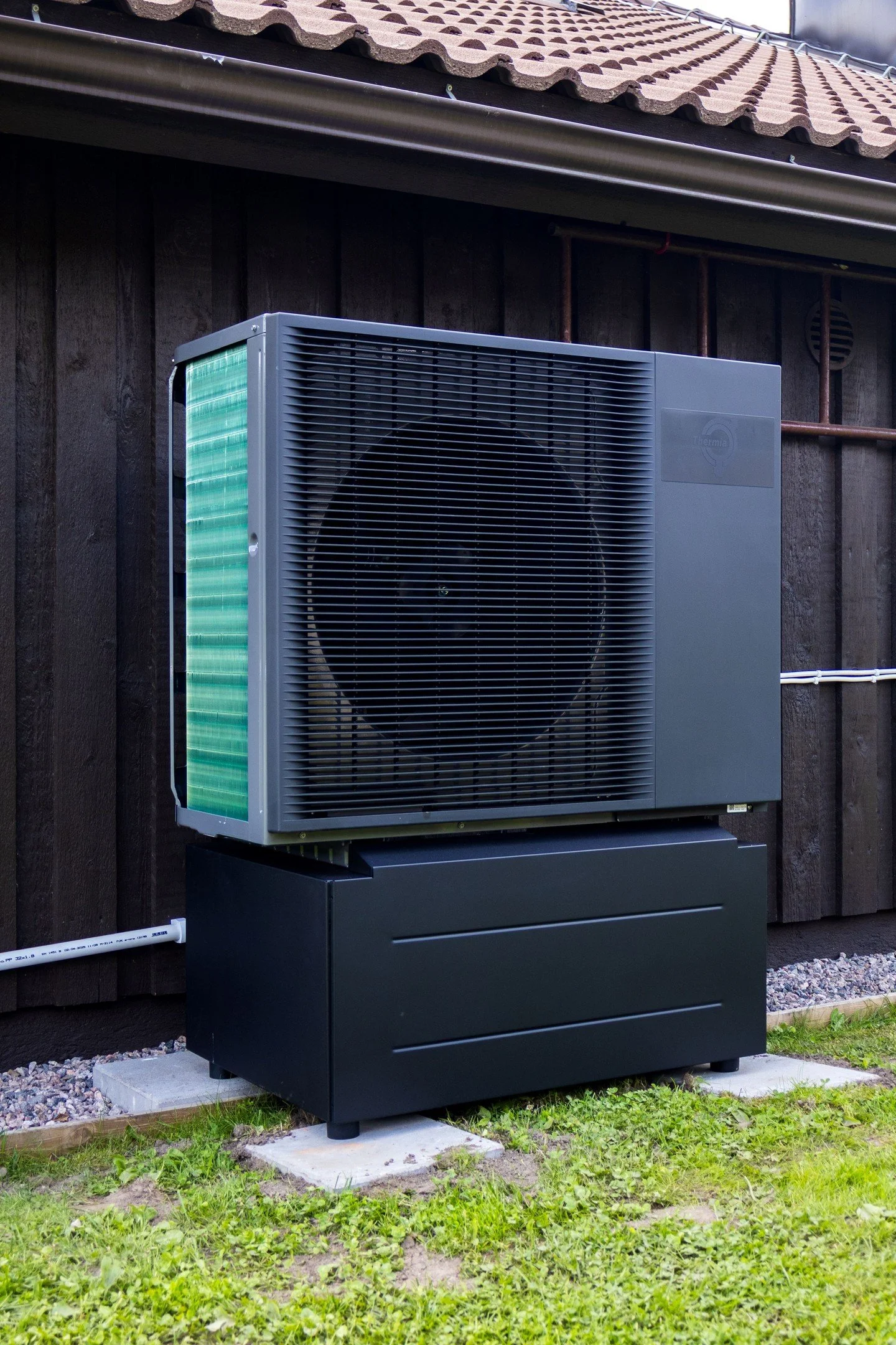 Linkitetty!💚

Riihim&auml;elle asennettiin Thermian Tehomylly eli iTec XTR👌
Kylm&auml;aineena R-290 eli propaani.

Asiakas halusi p&auml;&auml;st&auml; l&auml;mmityksess&auml; helpommalla, joten kohteesta purettiin puukattila sek&auml; vuonna 1983 
