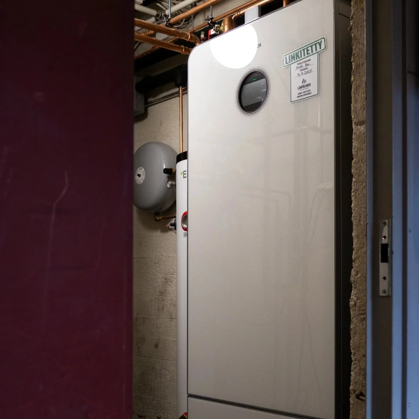 Linkitetty!💚

Espoon Pohjois-Tapiolassa vanha &ouml;ljyl&auml;mmitys sai v&auml;isty&auml; Bosch 7800i LWM maal&auml;mp&ouml;pumpun tielt&auml;.

Samalla &ouml;ljys&auml;ili&ouml; tyhjennettiin, putsattiin ja vietiin kierr&auml;tykseen &ouml;ljykatt