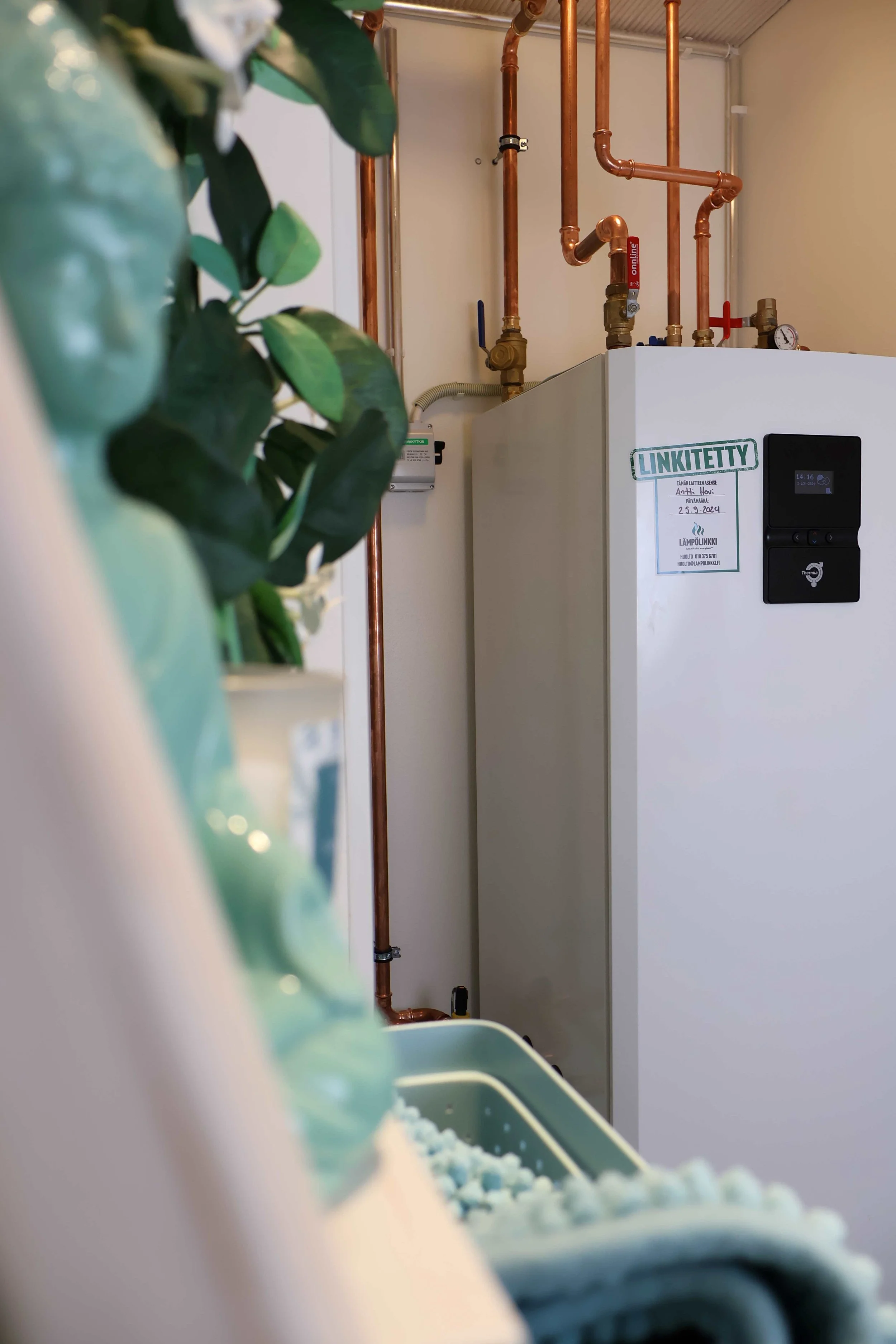 Thermia ilma-vesilämpöpumpun sisäyksikkö asennettuna Riihimäelle.