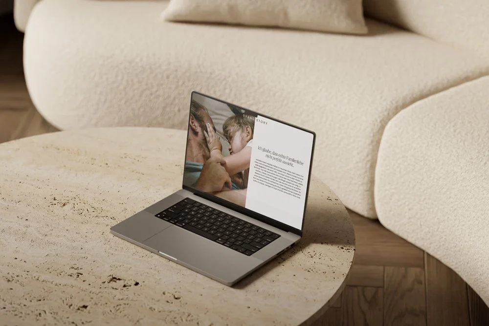 Laptop zeigt die Brand Story von Theresa Ziegler Familienfotografie mit dem Satz „Ich glaube, dass echte Familienliebe nicht perfekt aussieht“