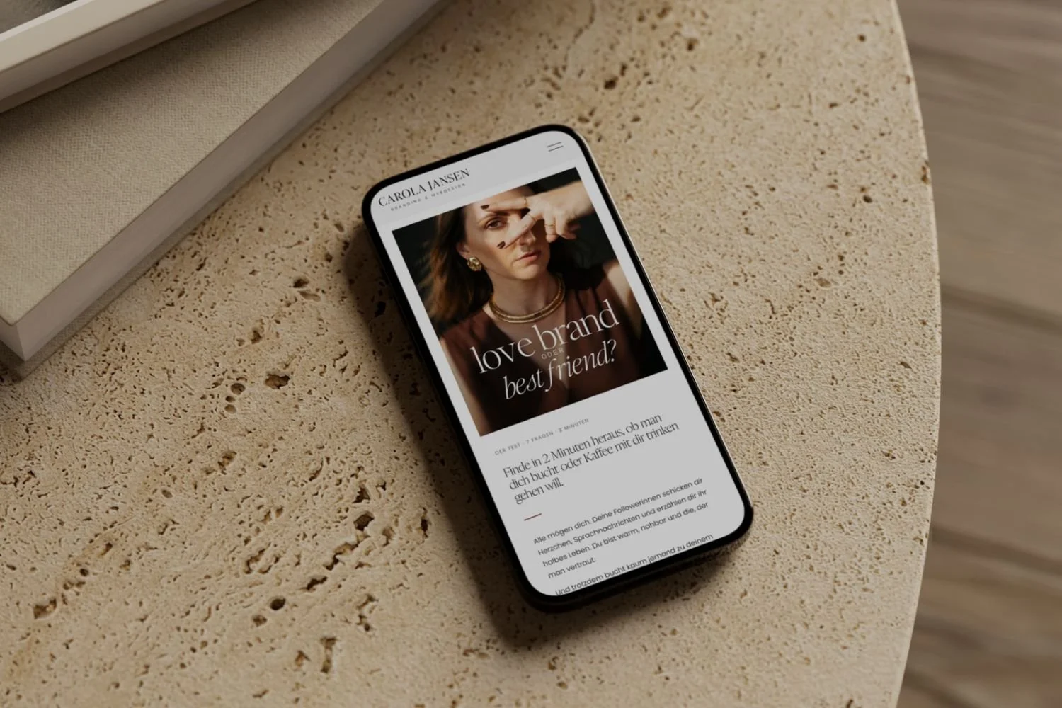 Smartphone auf einem Travertin-Tisch zeigt den Test „Love Brand oder Best Friend?“ von Carola Jansen: 7 Fragen, 2 Minuten