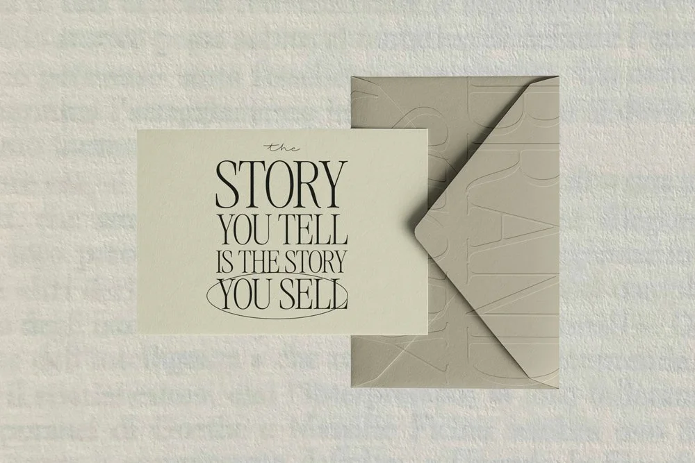 Karte mit dem Satz „The story you tell is the story you sell“ auf einem beigen Umschlag mit geprägtem Schriftzug Brand Story