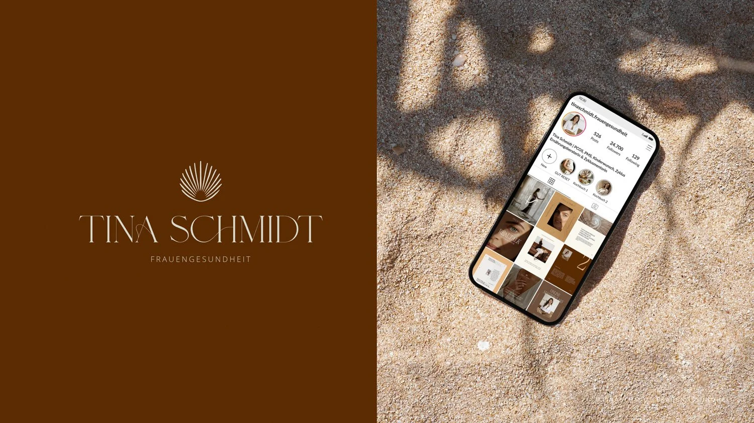 Logo Tina Schmidt Frauengesundheit mit Muschel-Bildmarke auf dunkelbraunem Grund, daneben ein Smartphone im Sand mit ihrem Instagram-Feed im neuen Branding