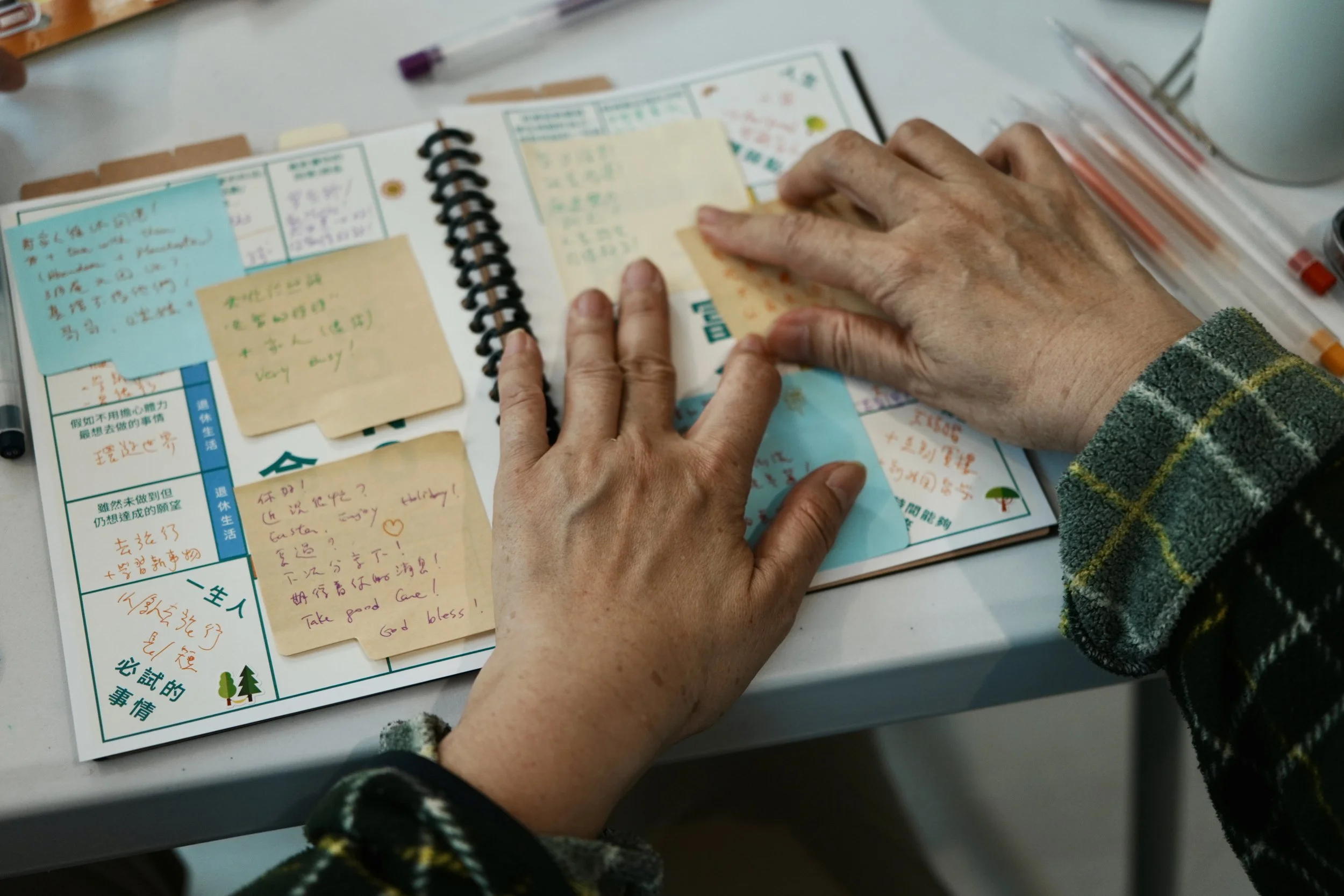 老派傳紙仔之必要——兩代​筆友週記本展出