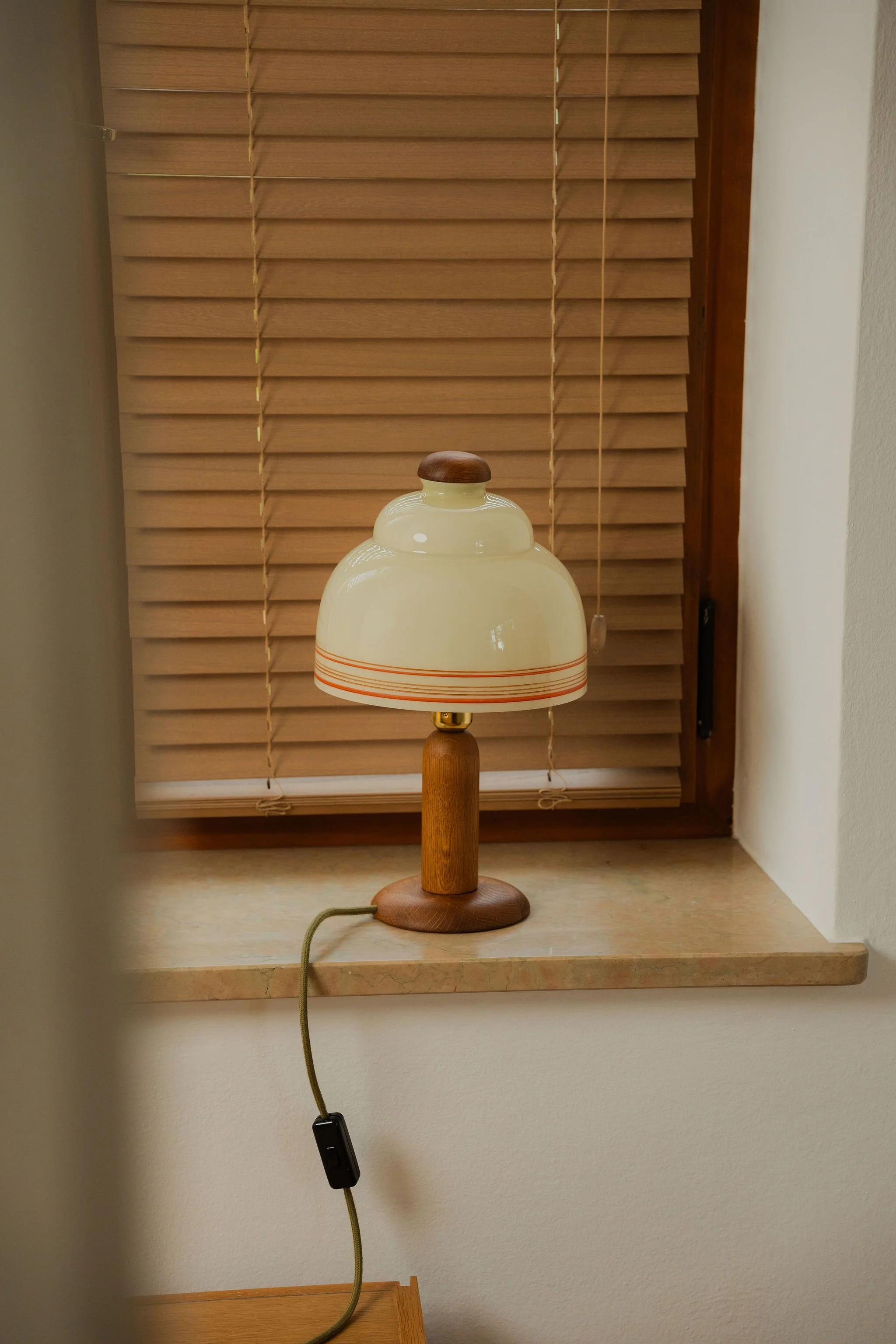 53_Tischlampe_Glas_Holz_Olive-109.jpg