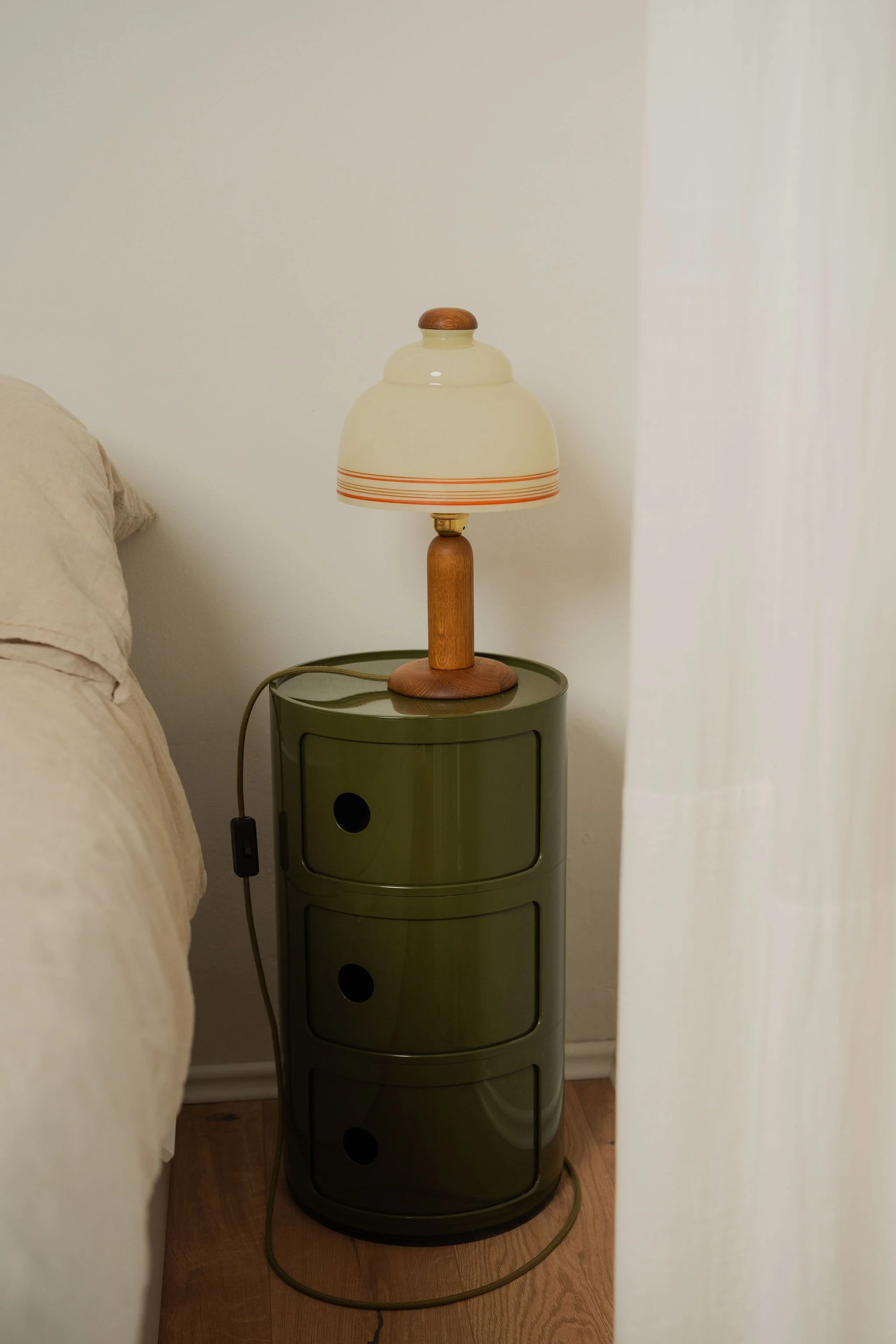 53_Tischlampe_Glas_Holz_Olive-2.jpg