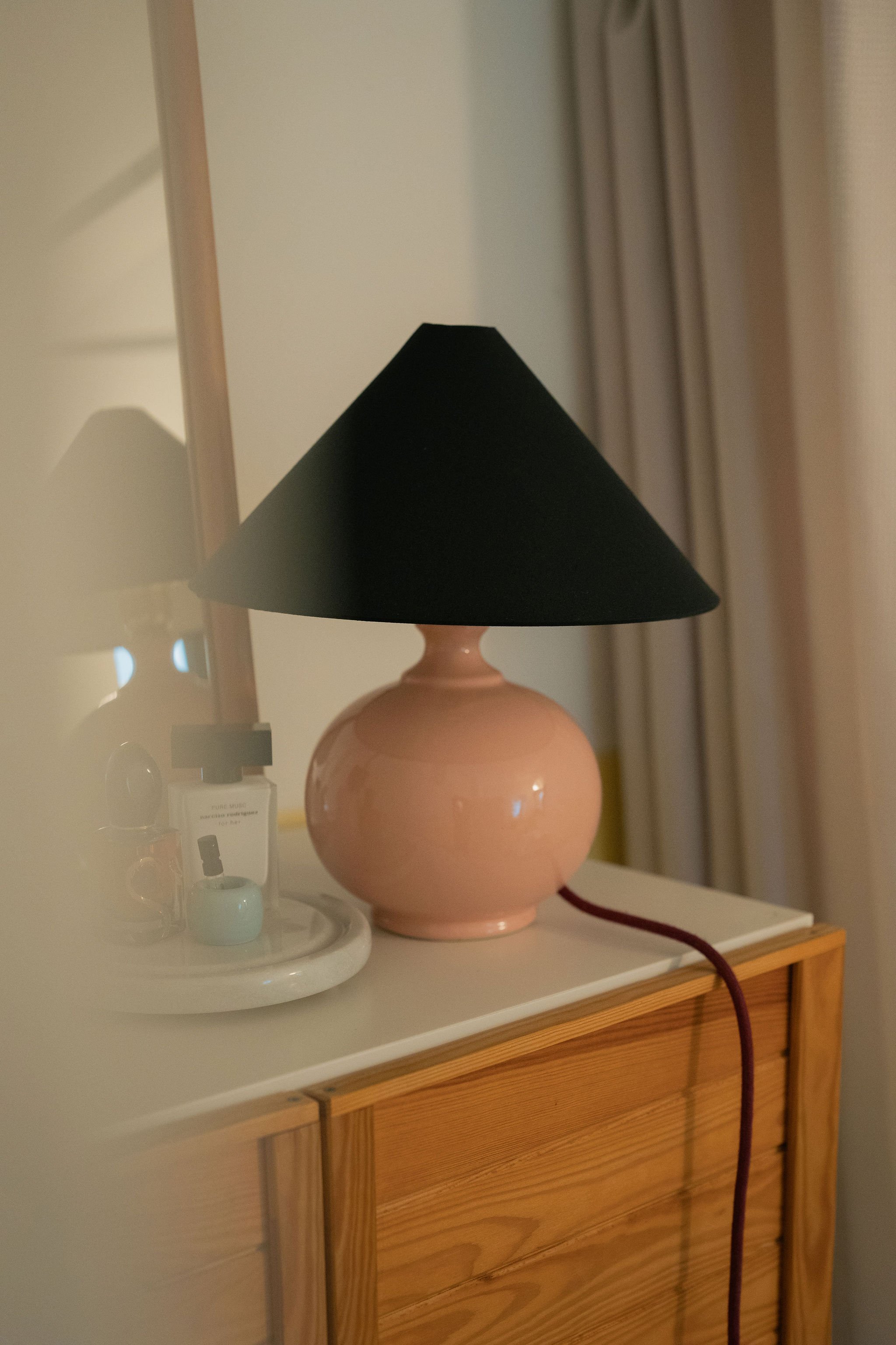 52_Tischlampe_Rosa_Schwarz-35.jpg
