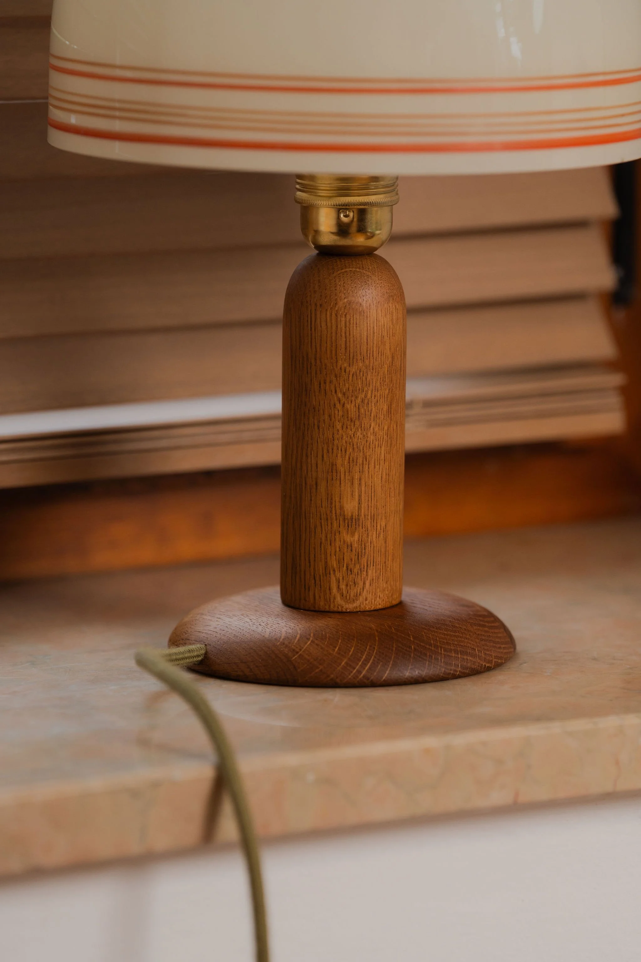 53_Tischlampe_Glas_Holz_Olive-92.jpg