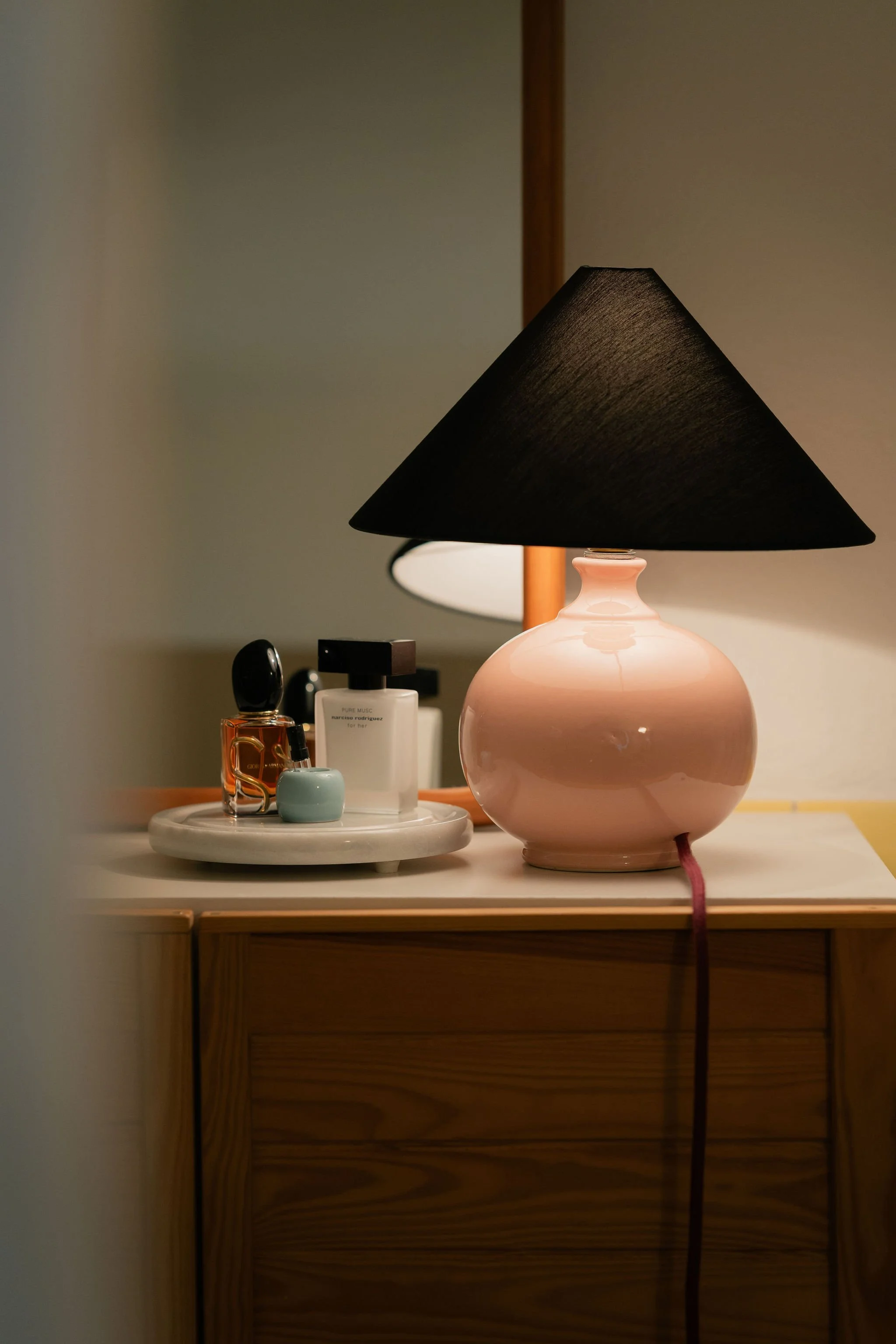 52_Tischlampe_Rosa_Schwarz-1.jpg
