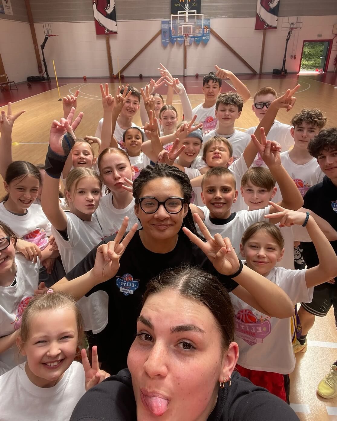 🐣 DUMP FOLKLING 🐣

Backstage des stages de P&acirc;ques by &Eacute;lite Basket Camp

1 : La famille 🫶🏻
2 : (Presque) tout seul ! @anatole.mcht 
3 : Nos coachs, c&rsquo;est les plus forts 😍 @lili.chx @alexismrn4 
4 : La vid&eacute;o : ✌🏻✌🏻
5 : 
