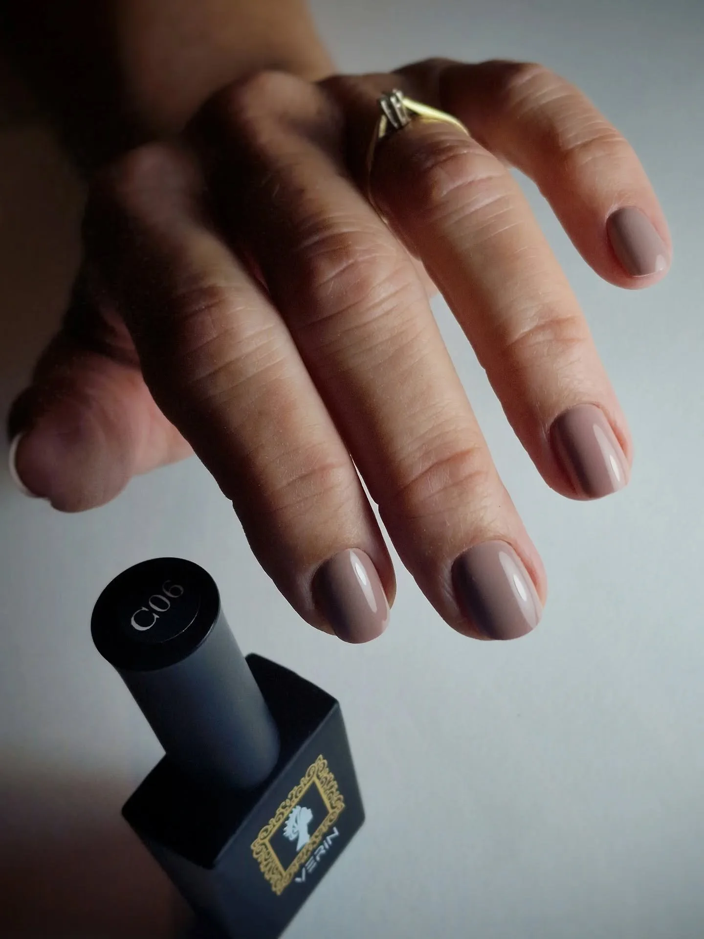 Favorite shade of the moment: C06 by Verin!

Ik ben helemaal obsessed met deze elegante, tijdloze nude. C06 is zo&rsquo;n kleur die &eacute;cht overal bij past. strak, classy en toch modern. Perfect voor zowel everyday vibes als een chique avondlook.