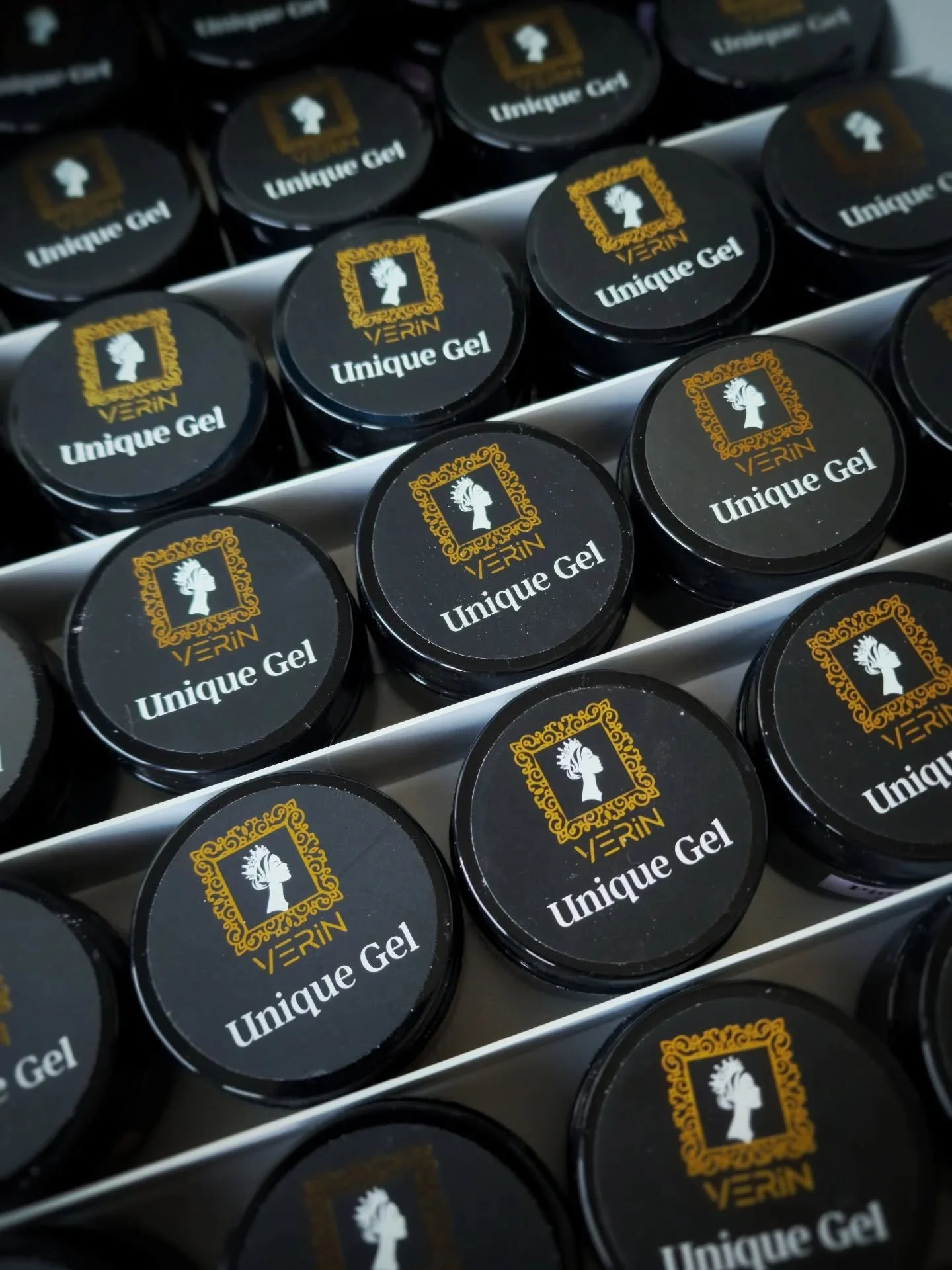 Waarom Verin Unique Gel mijn meest gebruikte product is in de salon. 

Deze potjes zijn niet voor niets altijd binnen handbereik. Verin Unique Gel is een echte game changer binnen het gelsysteem en d&eacute; reden waarom ik er dagelijks mee werk.

&b